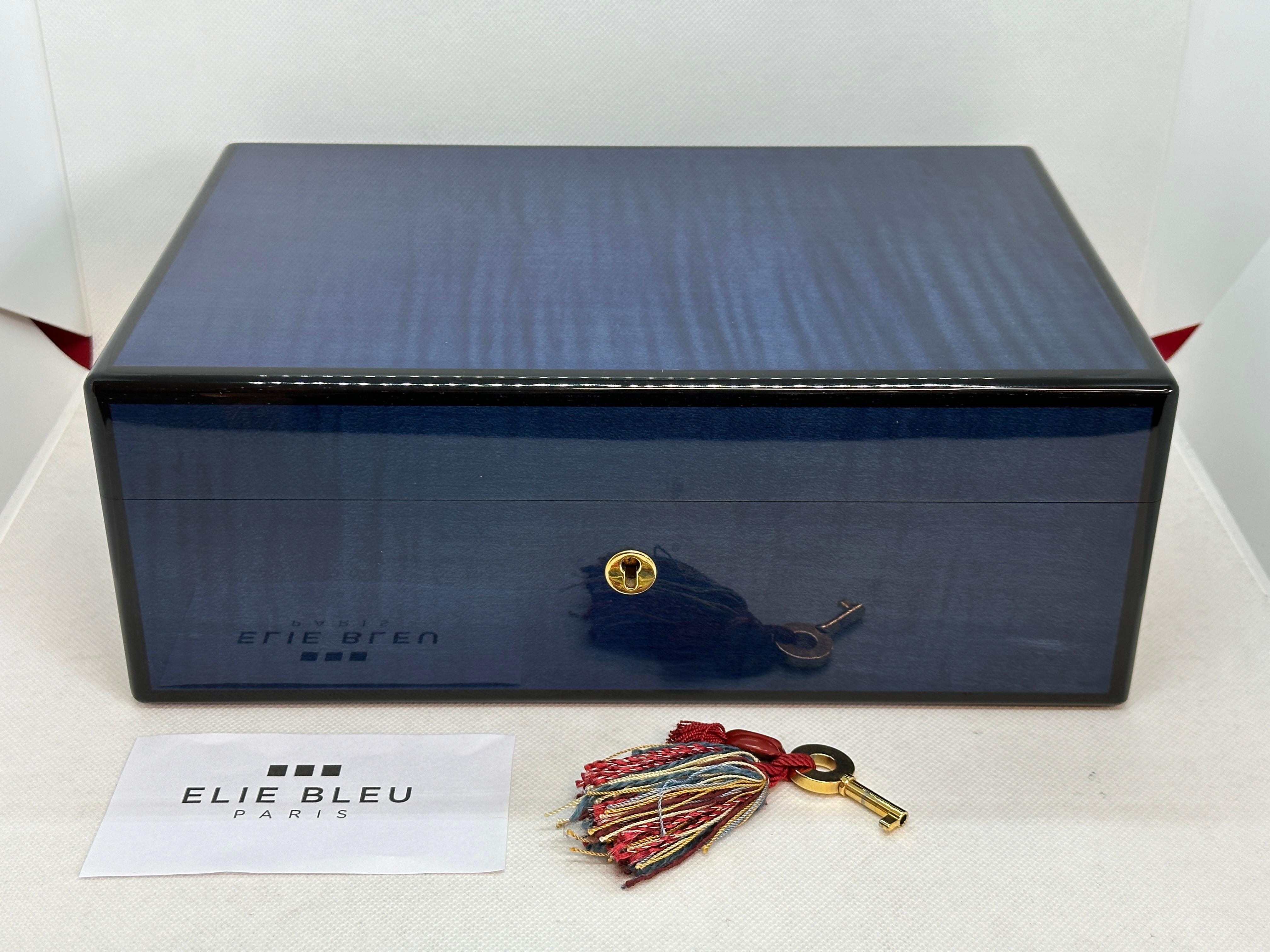Elie Bleu Jewelry Box, lockable.

28 x 19 x 10 cm

Good condition. No damage. Normal signs of use.

Color: Dark blue

A removable compartment with space for rings, etc.
