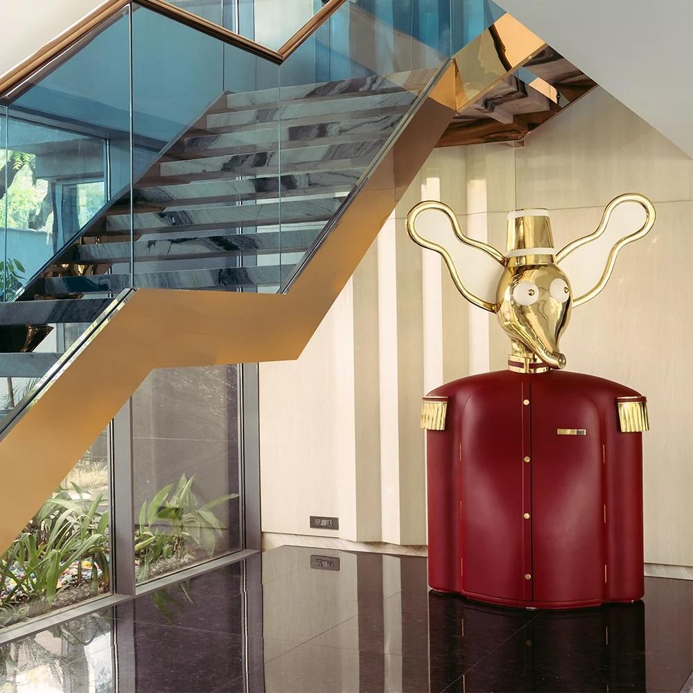 Le meuble de rangement Elie Brass Elephant Bar de Matteo Cibic est un grand éléphant avec une adorable tête en laiton et un élégant uniforme rouge. Il s'ouvre comme une fantastique armoire sculpturale. Des tailles, couleurs et finitions