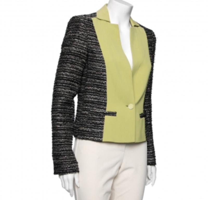 Disegnato dalla Maison Elie Saab, questo blazer è tutto ciò di cui hai bisogno per mostrare il tuo stile lussuoso. È realizzato in tessuto crepe tweed nero-verde, evidenziato da dettagli a pannelli. Ha una vestibilità aderente, maniche lunghe e
