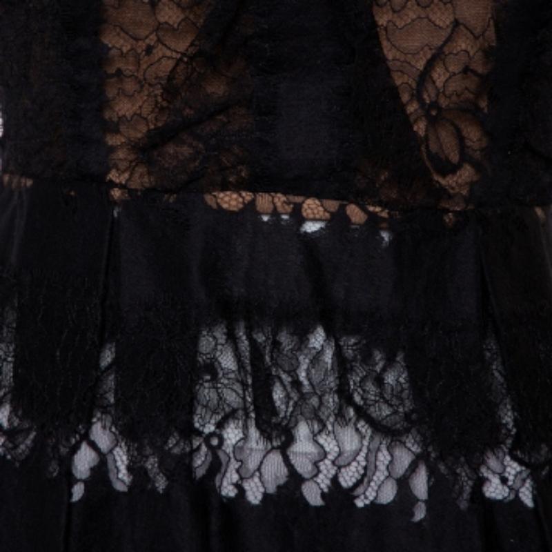Elie Saab Black Lace Short Sleeve Peplum Top XS In Good Condition For Sale In Dubai, Al Qouz 2