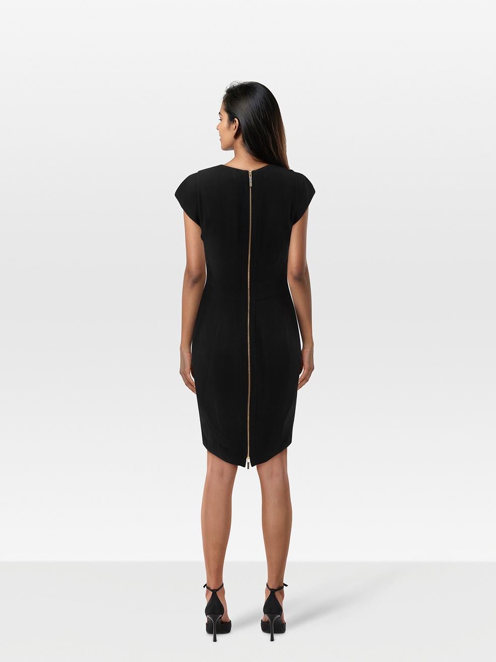 CONDIT ist sehr gut. Das Kleid weist nur minimale Gebrauchsspuren auf. Aufgrund der Abnutzung im Laufe der Zeit, der Haken an den Haken und Auge hat sich auf dieser gebrauchten Elie Saab Designer Wiederverkauf Artikel gedehnt. Bitte beachten Sie,