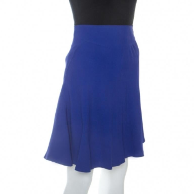 Esta impresionante falda de Elie saab es juguetona y añade un toque de glamour a tus conjuntos informales. Fabricada con materiales de calidad, esta falda se presenta en un precioso tono azul. Tiene una silueta acampanada, cierre de cremallera y un
