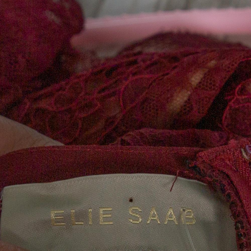 Elie Saab Burgunderfarbener gestreifter und geraffter Rock aus Plumetis-Tüll, S im Zustand „Gut“ in Dubai, Al Qouz 2