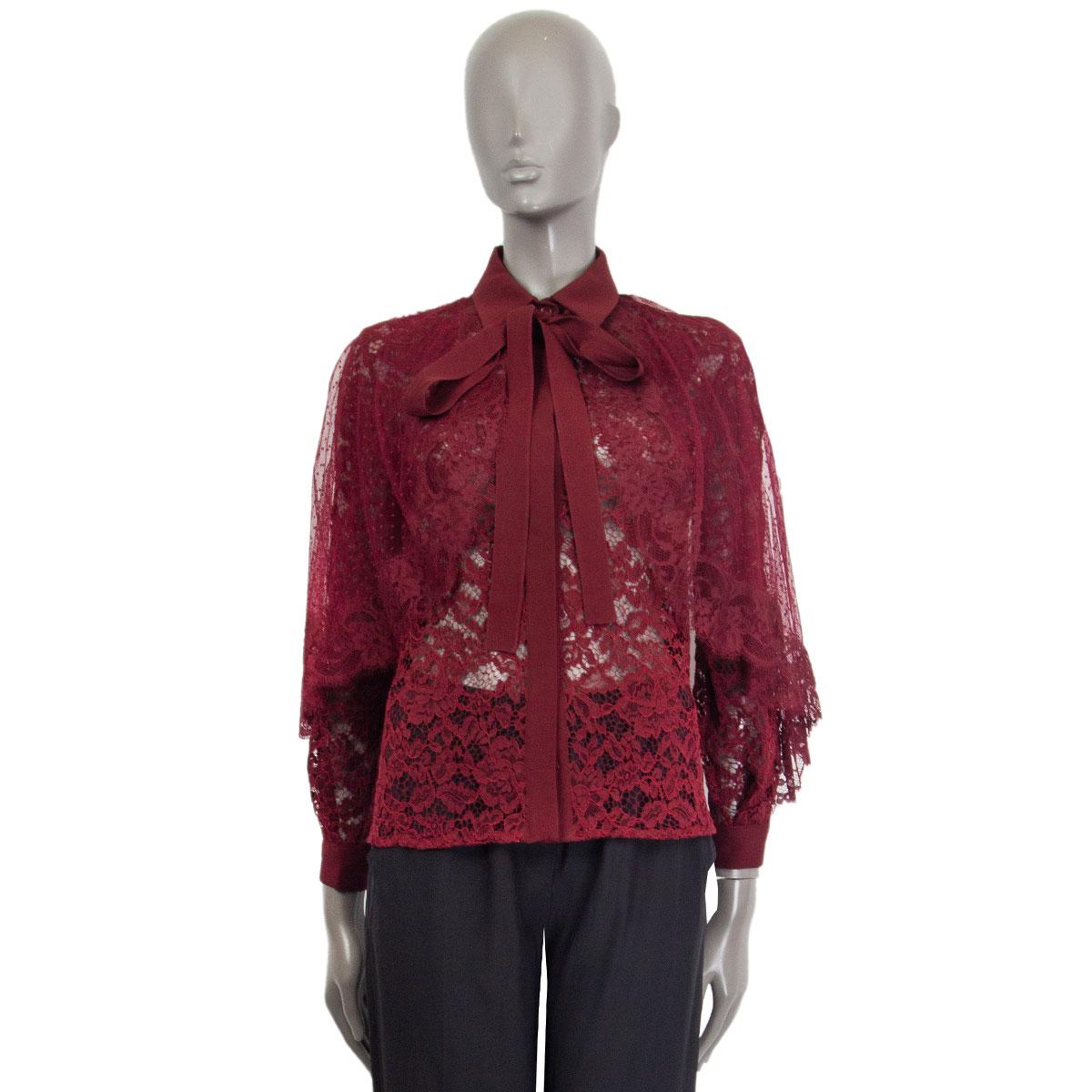 Blusa 100% auténtica Elie Saab de encaje con lazo en algodón burdeos, (66%), poliamida (22%), seda (12%). Lleva una capa de tul y encaje chantilly sobre los hombros y se cierra con una botonadura oculta. Se ha usado una vez y está prácticamente