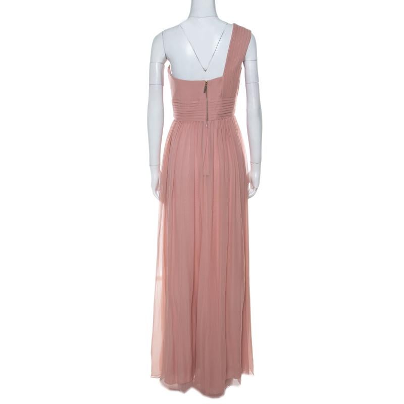 This chiffon gown from Elie Saab appears to have been made for a diva. The creation is so beautiful, it makes our hearts flutter and our closets to dance. Cut from silk, the dusty pink creation flaunts a royal silhouette with a one-shoulder design