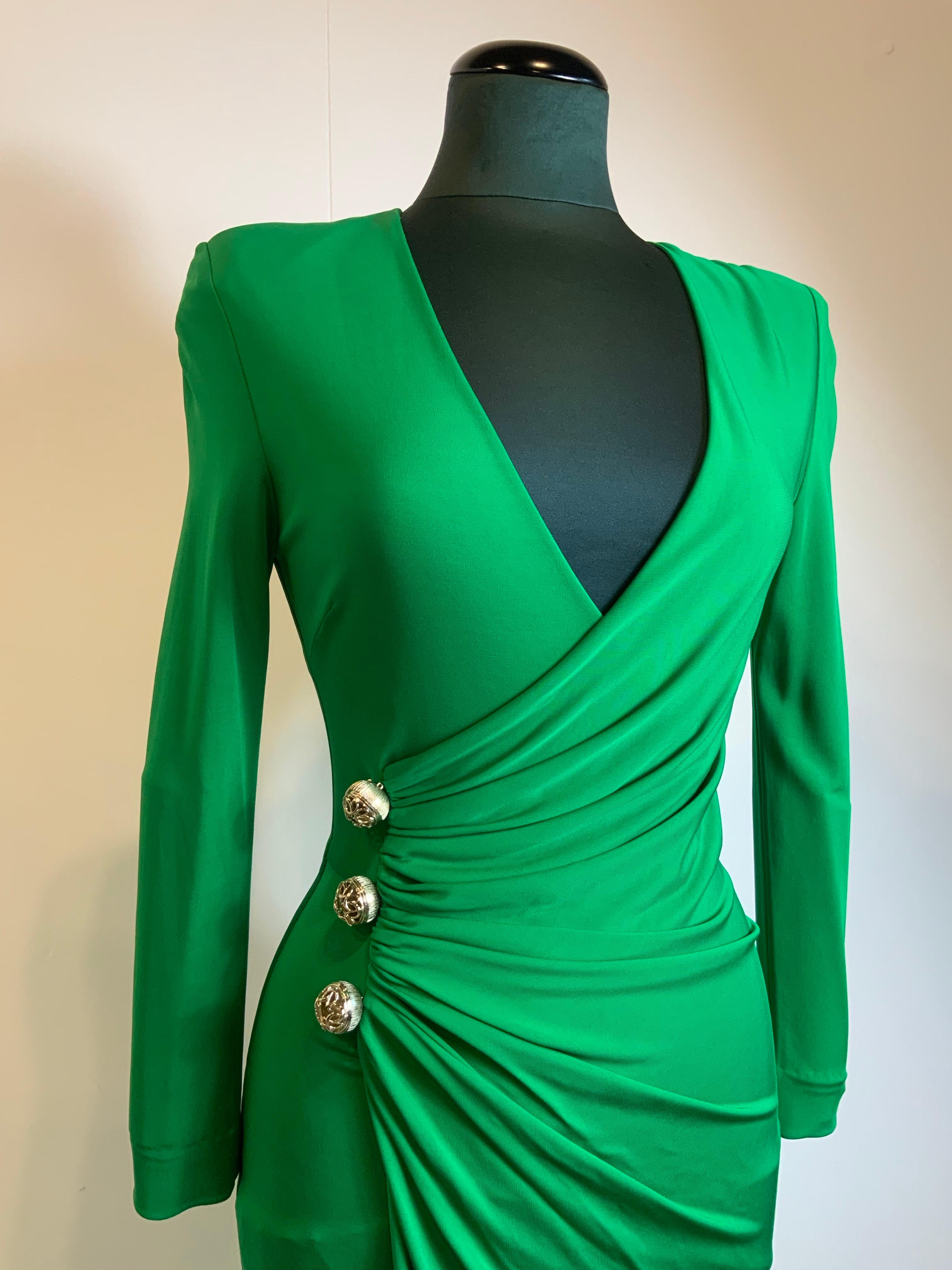 Vestido Elie Saab.
100% viscosa verde.
Incorpora hombros acolchados.
Talla 38.
Hombros 42 cm
Busto 36 cm
Cintura 27 cm
Largo 170 cm
Excelente estado general, muestra signos de uso normal.