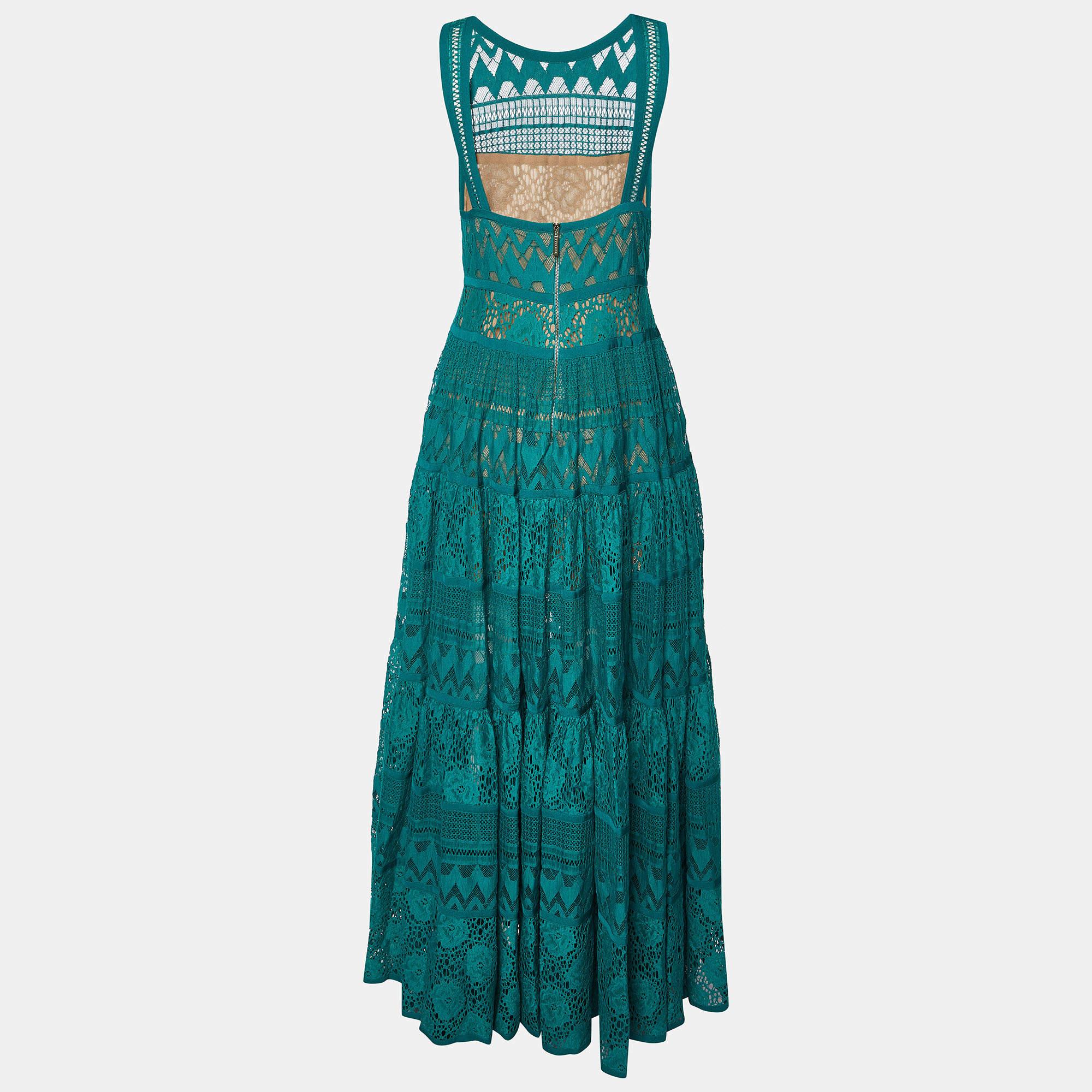Tauchen Sie ein in die bezaubernde Anziehungskraft des Kleides von Elie Saab. Das mit viel Liebe zum Detail gefertigte, ätherische Kleidungsstück besticht durch seine zarte Spitze, die die ärmellose Silhouette anmutig umspielt. Sein grüner Farbton