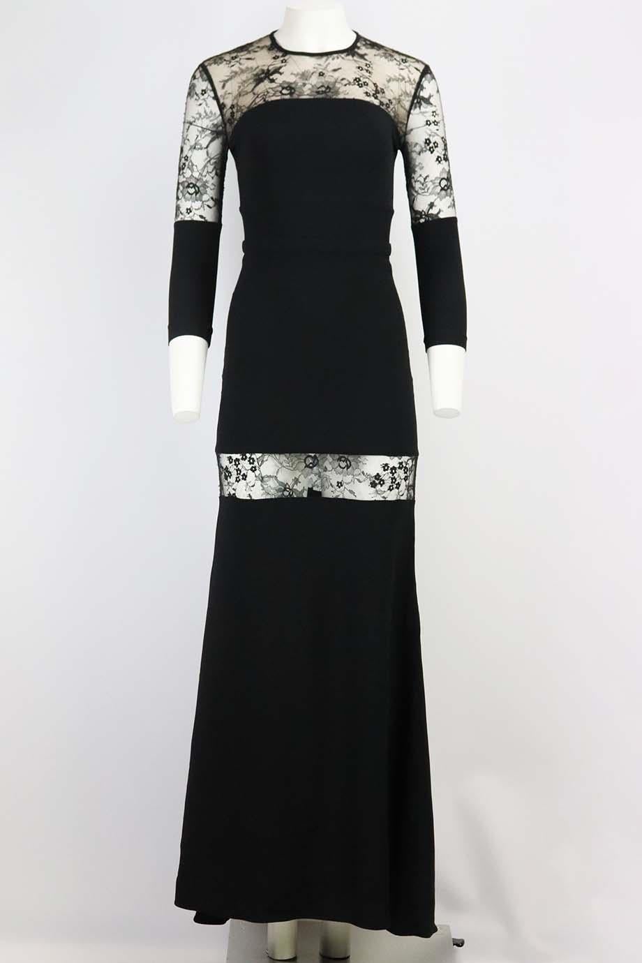 Este vestido de Elie Saab se exhibió en este vestido final de la colección Resort '15, confeccionado en Italia con crepé elástico negro, entremezclado con seductores paneles de encaje y acabado con un dobladillo acampanado hasta el suelo. Mezcla de