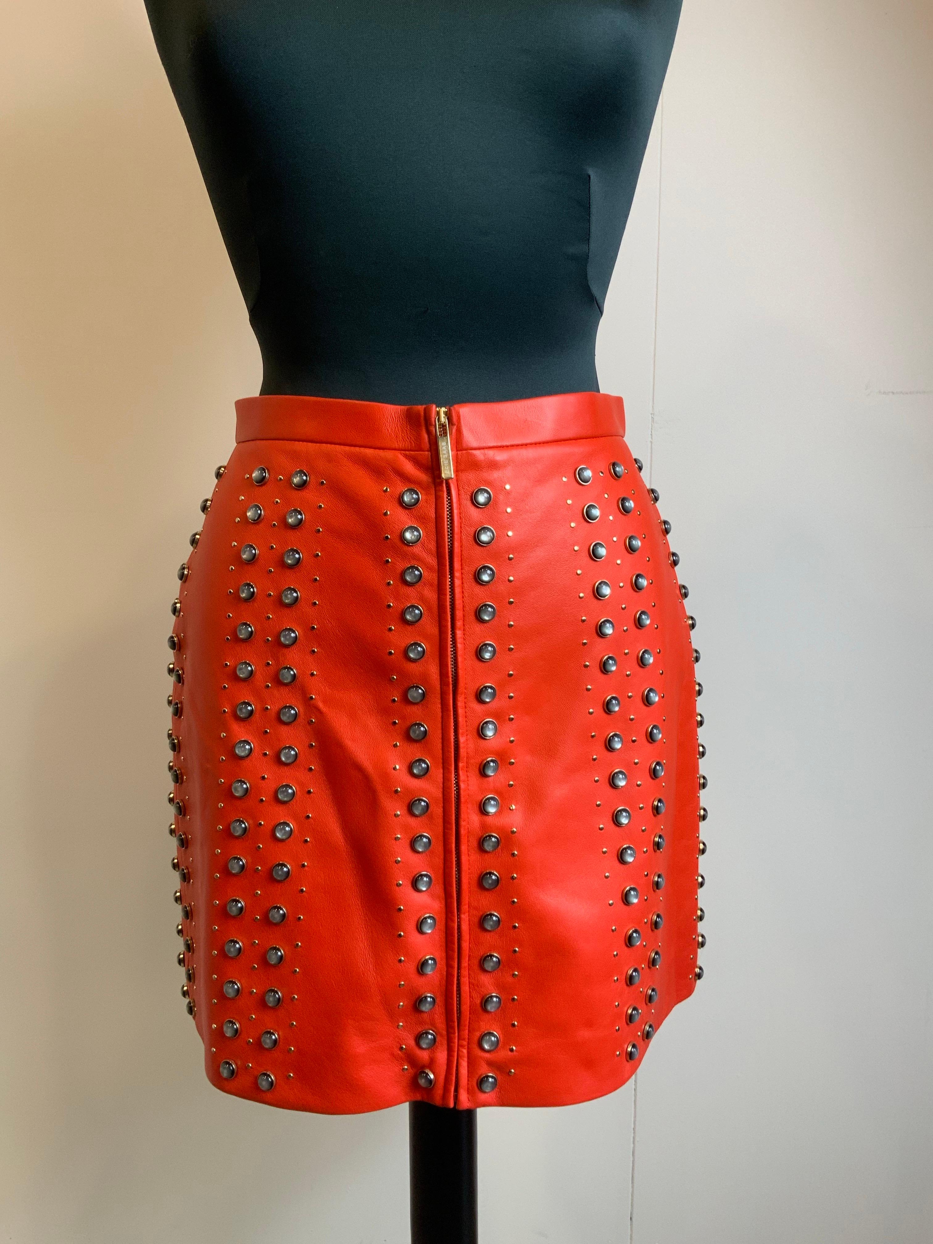 Elie Saab skirt.
In red lambskin. Lined.
Stud details.
Italian size 40.
Waist 36 cm
Length 43 cm
Excellent condition, has minimal signs of use.