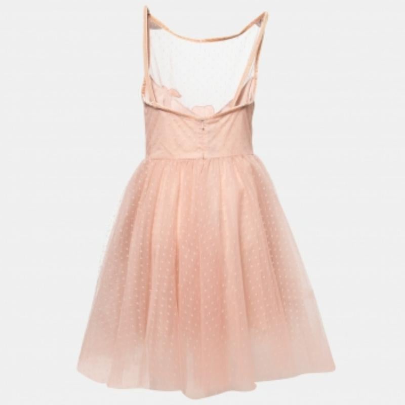 Cette robe conçue par Elie Saab est là pour donner du panache à votre ensemble. Il est cousu dans un tissu confortable et de bonne qualité et présente une silhouette attrayante.