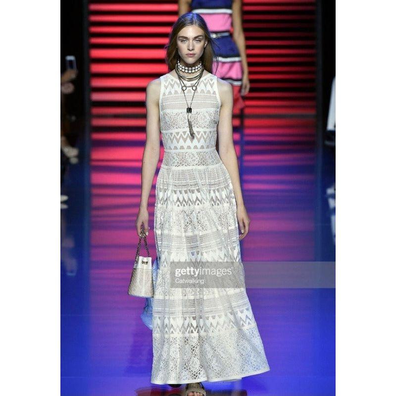Elie Saab -Longue robe en crochet transparent à mi-jambe. Taille 36FR. Collectional Printemps-Été 2016.

Informations complémentaires : 
Dimensions : Poitrine : 38 cm, Taille : 33 cm, Longueur : 165 cm
Condit : Très bon état.
Numéro de référence du
