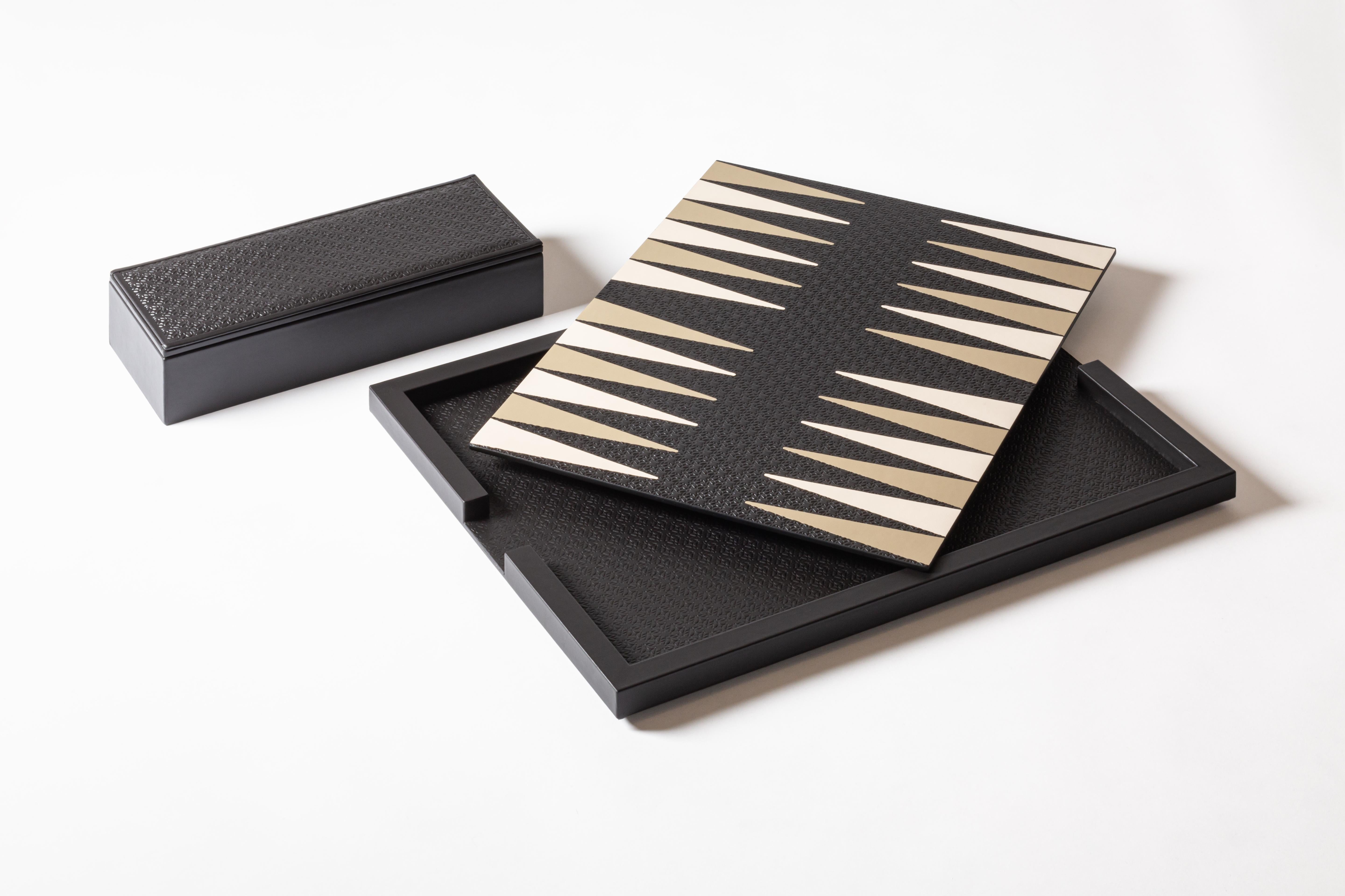 Nato dall'esclusiva collaborazione tra la Maison ELIE SAAB e Giobagnara, questo set da backgammon è una celebrazione di raffinata artigianalità, design contemporaneo ed eleganza senza tempo. Riflettendo i valori condivisi da entrambe le Case -
