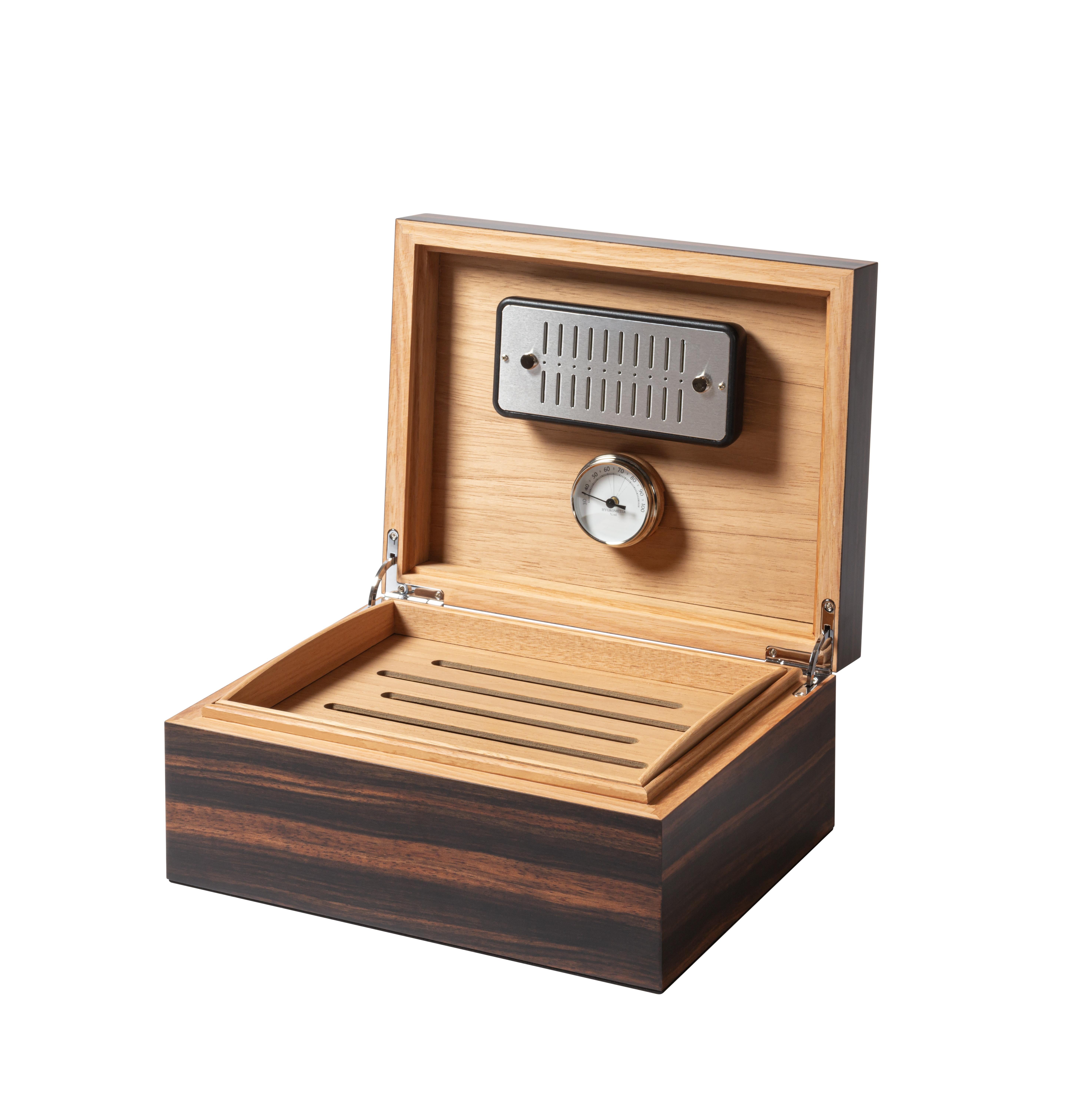Né de la Collaboration exclusive entre ELIE SAAB Maison et Giobagnara, le Humidor Ecusson est une expression frappante de design fonctionnel et de luxe raffiné. Fusionnant l'artisanat traditionnel du cigare et l'esthétique contemporaine, cette pièce