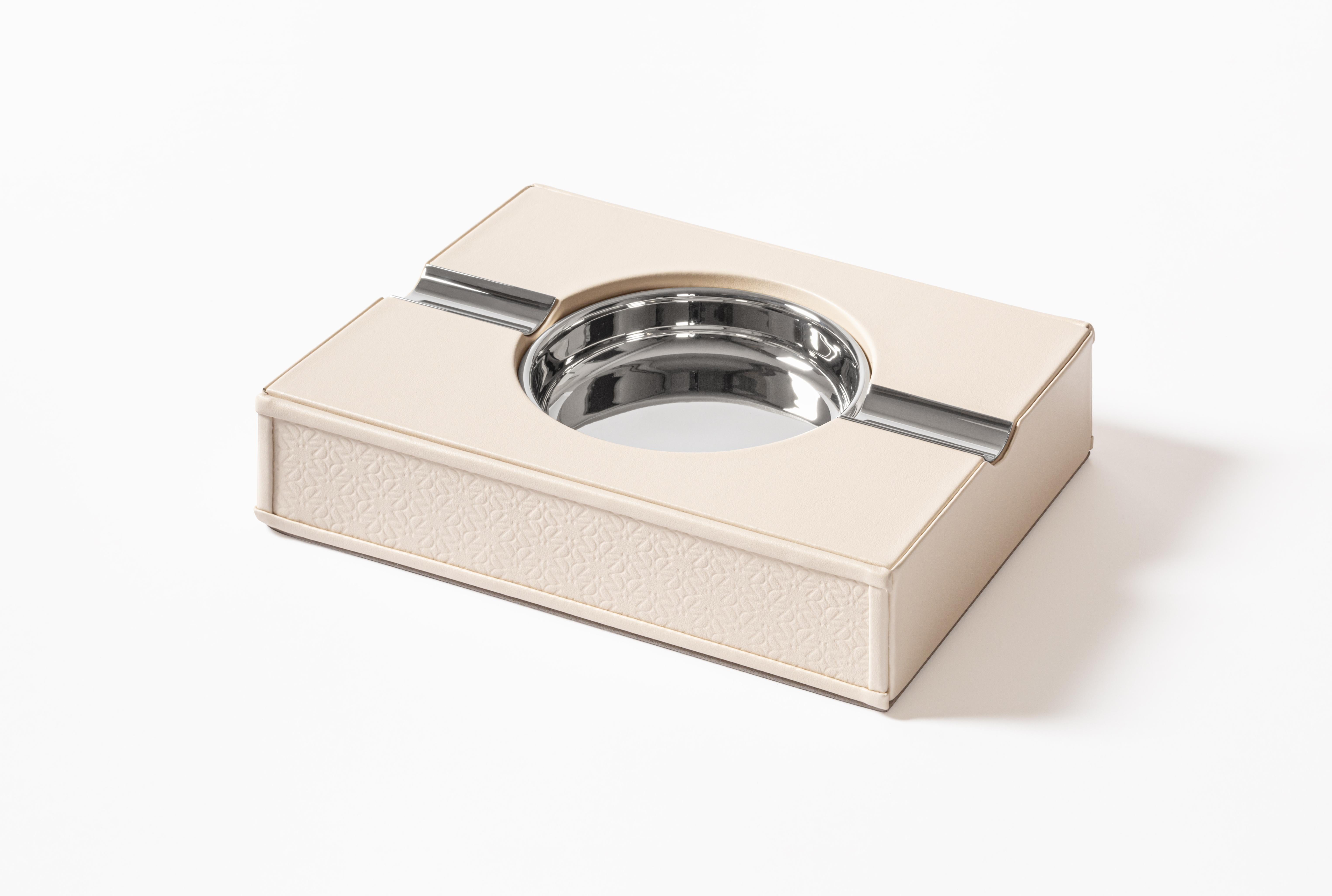 Italiano ELIE SAAB Maison Monogram Posacenere di Giobagnara in pelle e palladio lucido in vendita