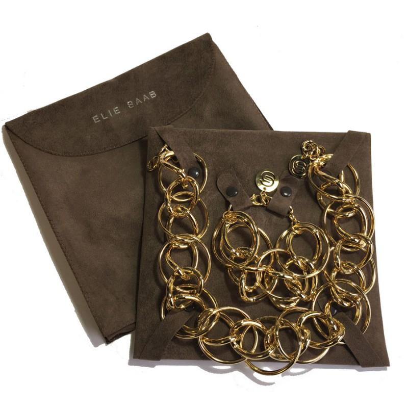 Elie Saab set necklace and bracelet in gold metal.
In good condition. The gilding of a ring is chipped (see photo)
Dimensions: - Necklace: total length: 50 cm - shortest: 44.5 cm - longest: 47 cm - width: 5 cm - Bracelet: total length: 25 cm -
