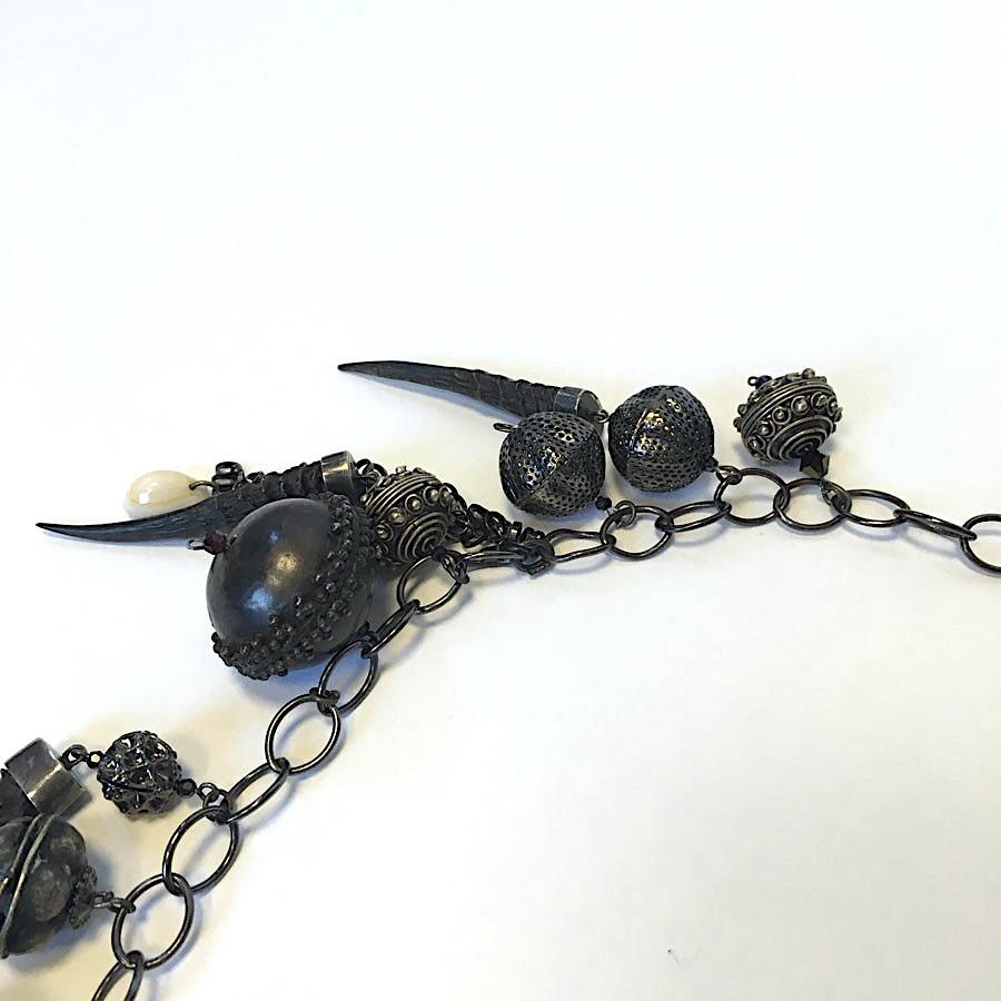 ELIE SAAB Halskette aus gealtertem, versilbertem Metall im Zustand „Gut“ im Angebot in Paris, FR