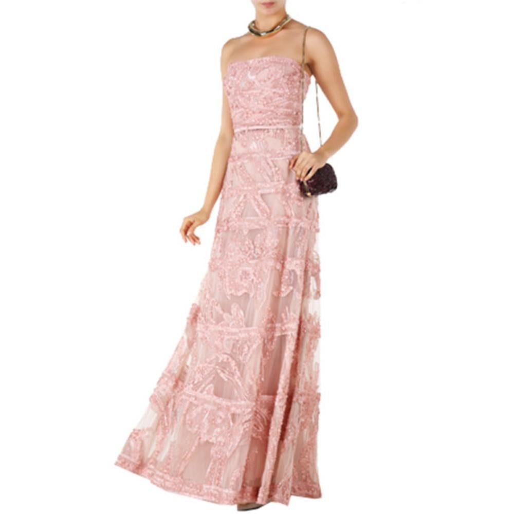 Dieses Kleid von Elie Saab lässt Sie mit seiner schönen rosa Farbe wie eine Prinzessin aussehen. Das bestickte Design aus der SS '15-Kollektion wird mit einem trägerlosen Oberteil und einem Gürtel in der Taille kombiniert und sorgt für einen
