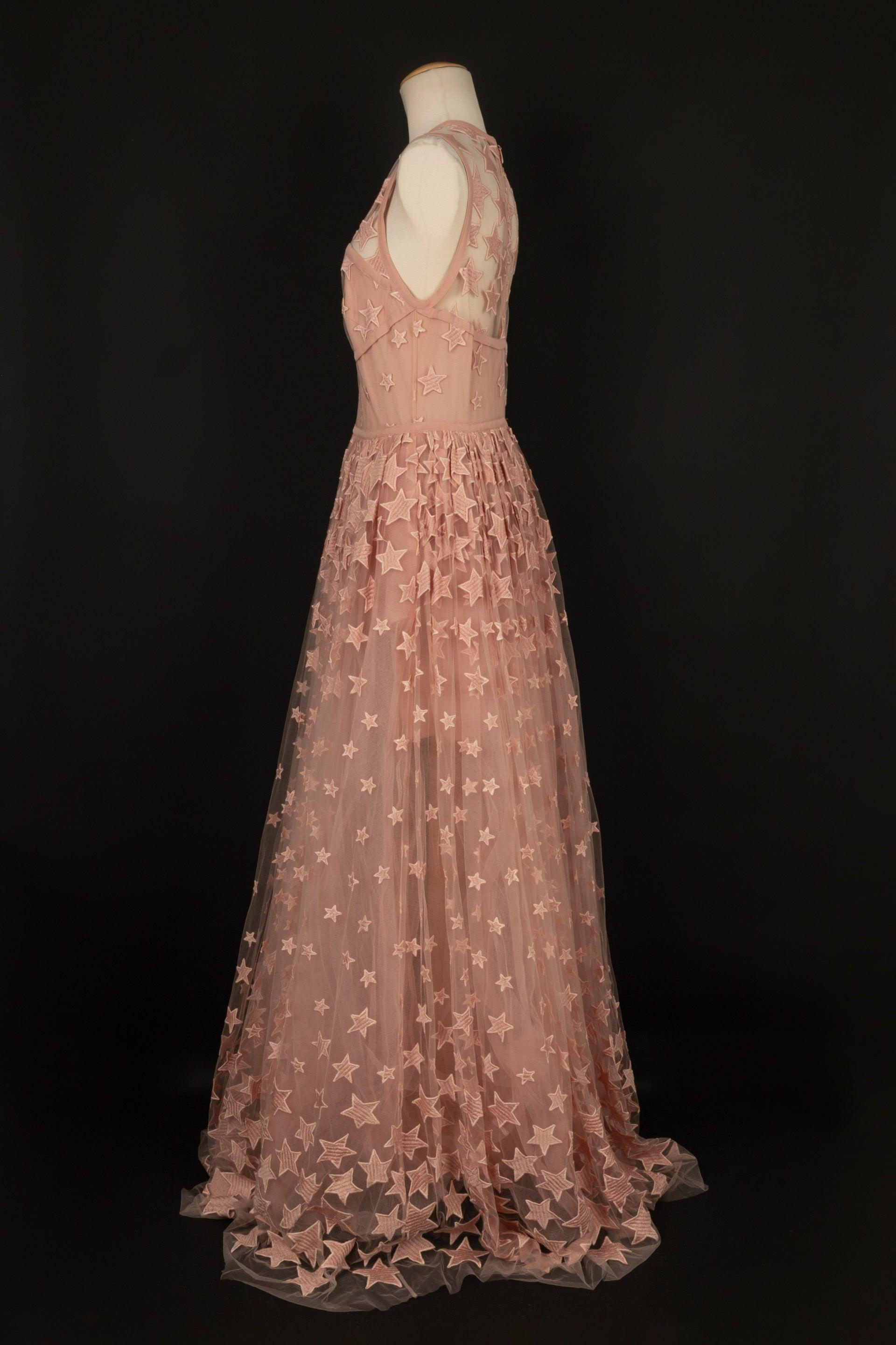 Elie Saab - Pink tulle long dress decorated with stars. No size indicated, it fits a 38FR.

Additional information:
Condition: Very good condition
Dimensions: Chest: 44 cm
Waist: 37 cm
Length: 180 cm

Seller reference: VR120