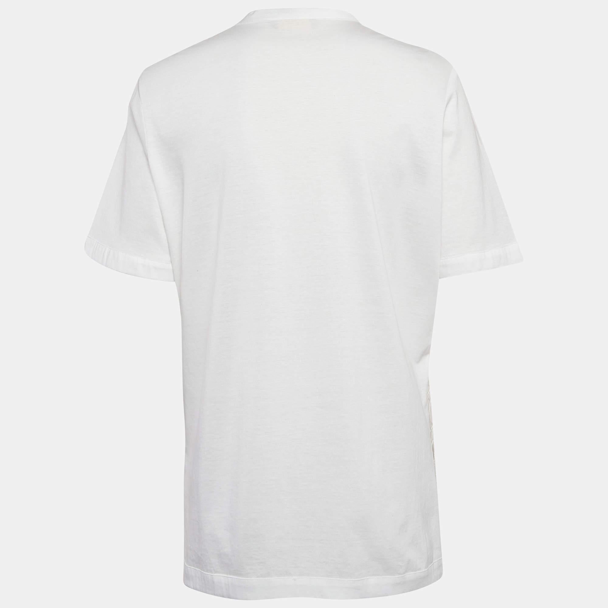 The Elie Saab t shirt exudes an air of refined grace. Delicate floral embroidery on sheer tulle overlays a soft cotton knit creating a harmonious blend of textures. With its subtle transparency and intricate detailing it offers a contemporary take