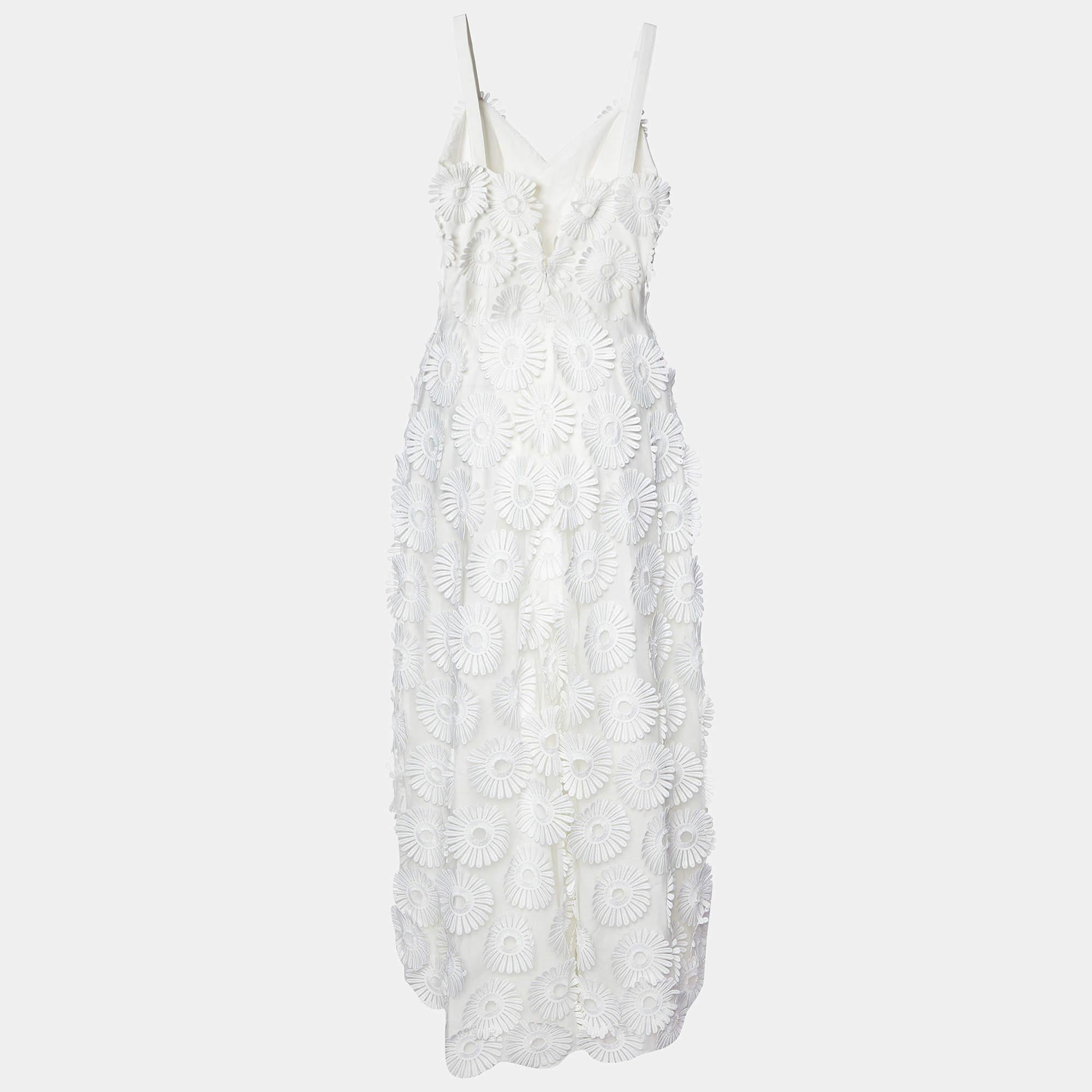 This stylish midi dress exudes elegance and sophistication. Its flattering length falls between the knee and ankle offering a versatile option for various occasions. With its chic design it combines modern trends with timeless charm making it a must