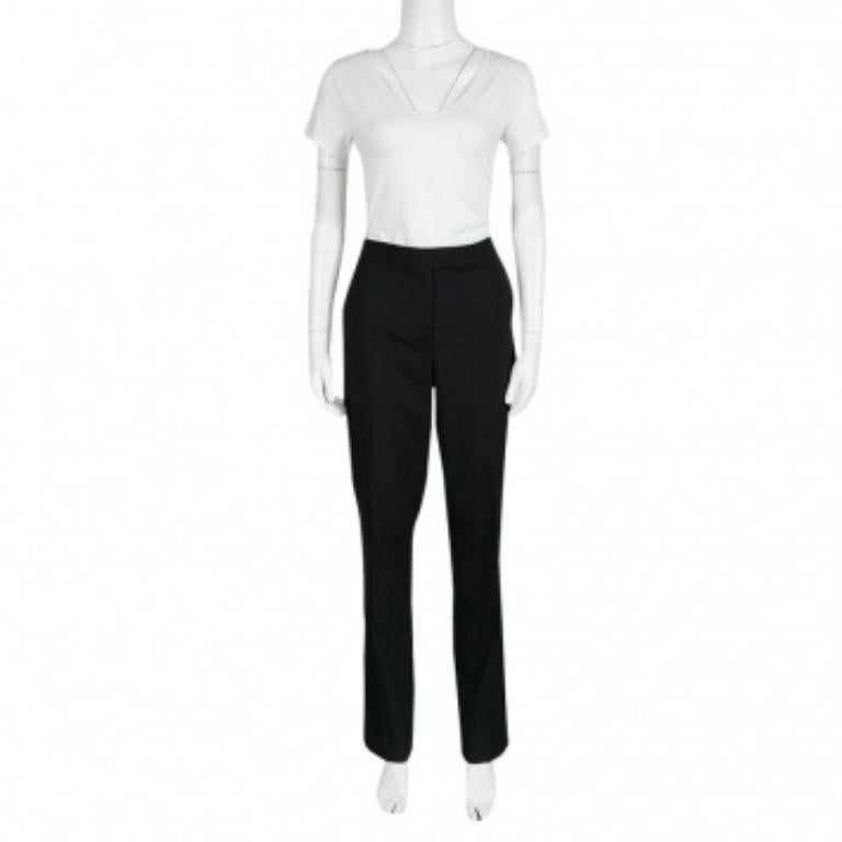 Pour un look impeccable, choisissez ce pantalon noir d'Elie Tahari. La taille haute contemporaine tombe sur des jambes soigneusement taillées, offrant une coupe confortable. Doté de quatre poches extérieures, il peut être porté aussi bien lors