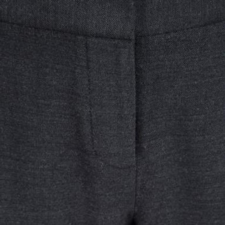 Ce pantalon Elie Tahari est si bien taillé que vous aimerez l'arborer partout. Il est réalisé en laine et arbore une élégante teinte grise. Le pantalon a une coupe droite, une fermeture sur le devant et des passants de ceinture. Il sera fabuleux