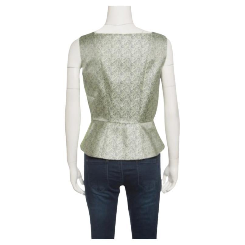 Portez ce Top d'Elie Tahari pour vos sorties en soirée et vos fêtes. Avec une finition élégante et un mini motif à carreaux sur l'ensemble, ce joli haut péplum est charmant avec des bas larges et des talons bas pour un style instantané.