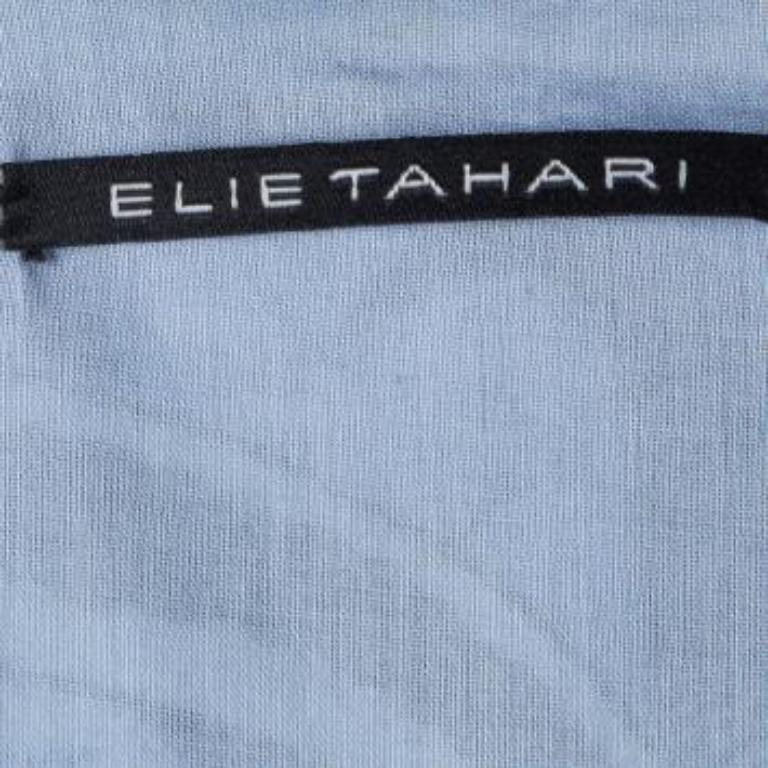 Ein hübsches bedrucktes Oberteil für lässige Grillfeste und Partys ist ein Muss für den Sommer. Dieses Modell von Elie Tahari ist die perfekte Antwort auf das Problem, dass ich nichts zum Anziehen habe. Der abgerundete Rundhalsausschnitt ist mit