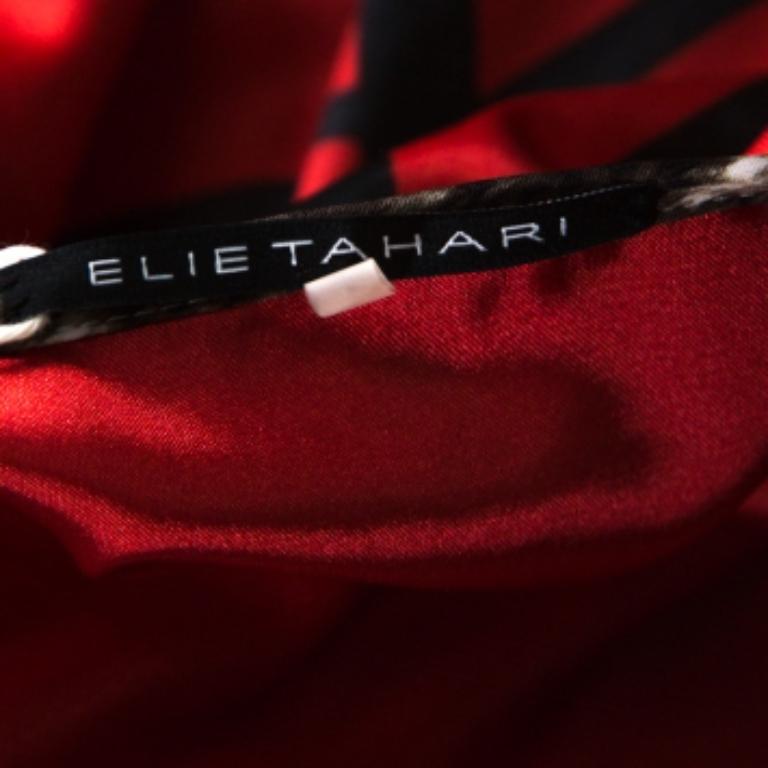 Elie Tahari bietet Ihnen mit diesem hübschen Jersey-Kleid Komfort und Stil. Es ist rot, hat Lagen, lange Ärmel und ist überall bedruckt. Man kann es mit Pumps und einer Umhängetasche oder einer Clutch tragen.