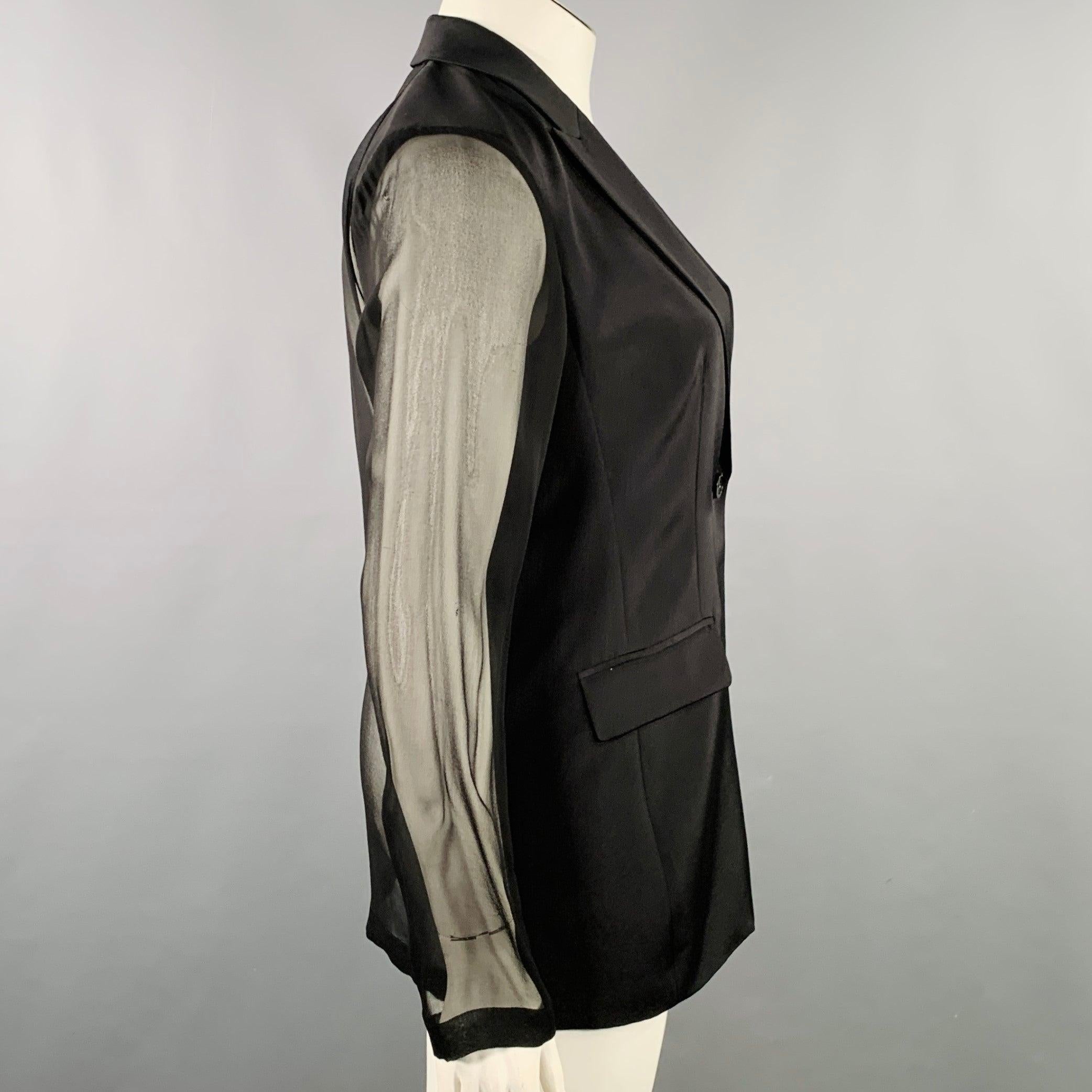 Elie Tahari giacca blazer
in poliestere nero con risvolto a punta, maniche e schiena trasparenti e chiusura a un bottone.
 Eccellente condizione di usato. 

Contrassegnato:   IT 46 

Misure: 
 
Spalla: 16 pollici Busto: 37 pollici Maniche: 25