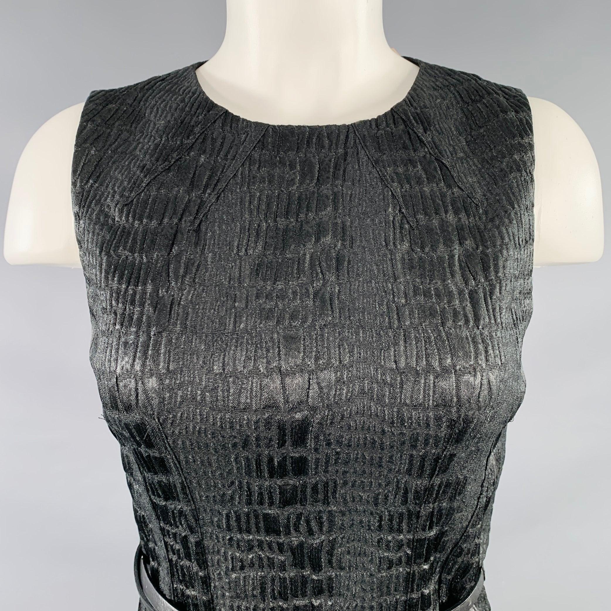 Vestido ELIE TAHARI
en un tejido negro de mezcla de poliéster con un estilo sin mangas, diseño texturizado y cierre de cremallera trasera con cinturón. Muy buen estado de conservación. Señales de desgaste en la correa, tal cual. Vestido en excelente