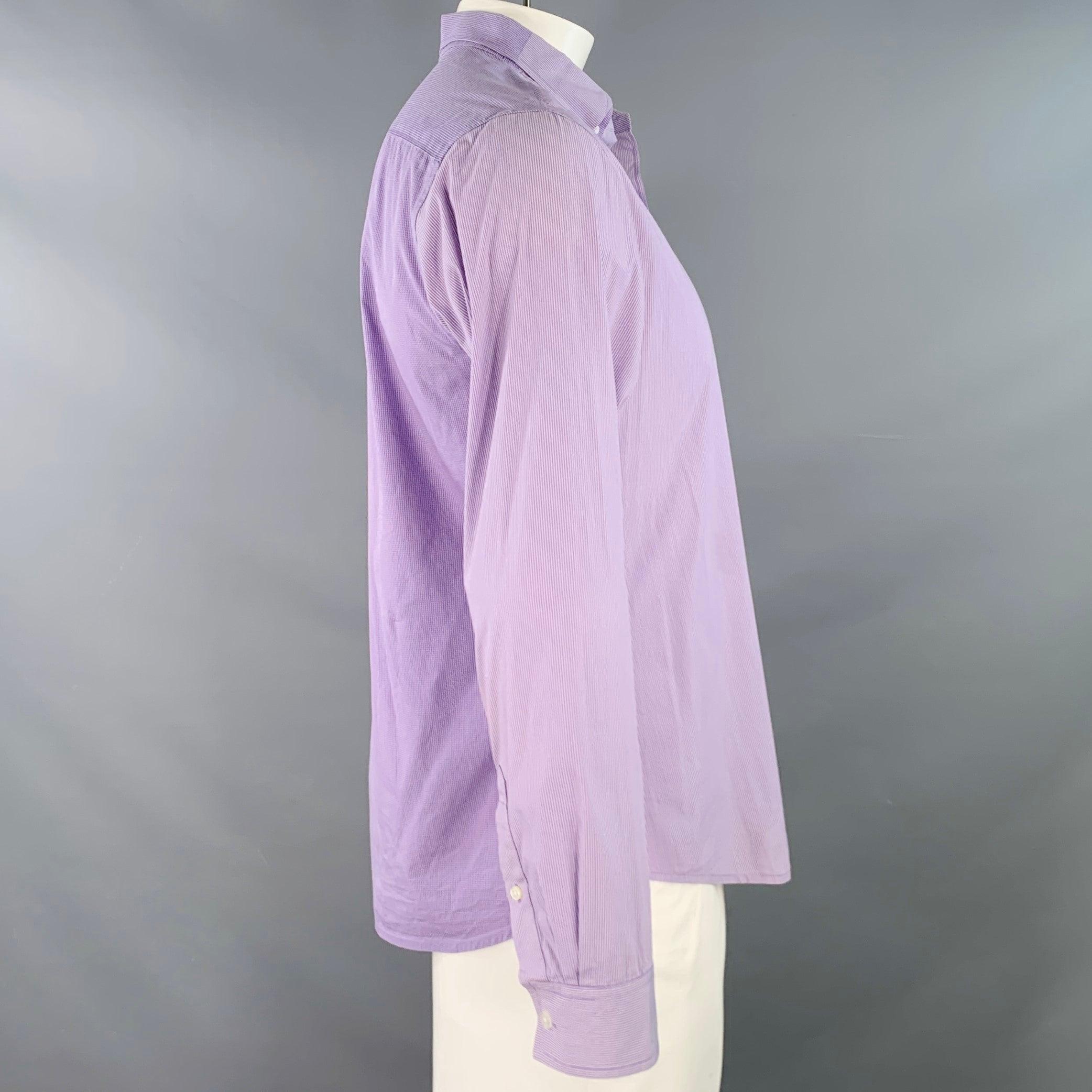 Chemise à manches longues ELIE TAHARI
en coton tissé blanc et lavande, avec un devant à rayures et un dos à carreaux, un col boutonné, une poche et une fermeture à boutons. Très bon état d'origine. Petite marque au recto. 

Marqué :   taille non