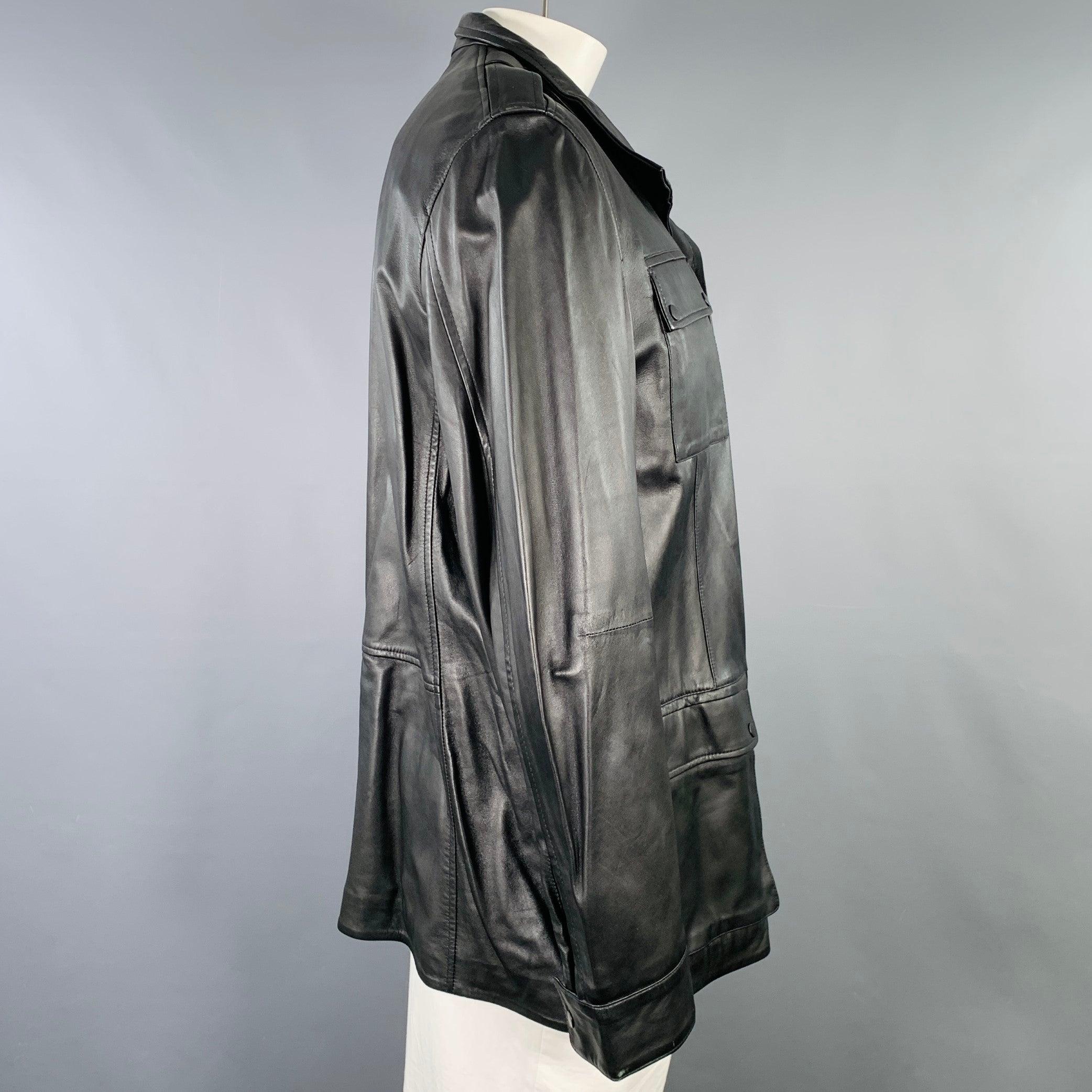 Cappotto Elie Tahari
in un
in pelle nera con quattro tasche a scatto e chiusura con bottoni nascosti. Nuovo con etichetta. 

Contrassegnato:   XXL 

Misure: 
 
Spalla: 19 pollici Petto: 47 pollici Maniche: 27 pollici Lunghezza: 30,5 pollici 
  
  
