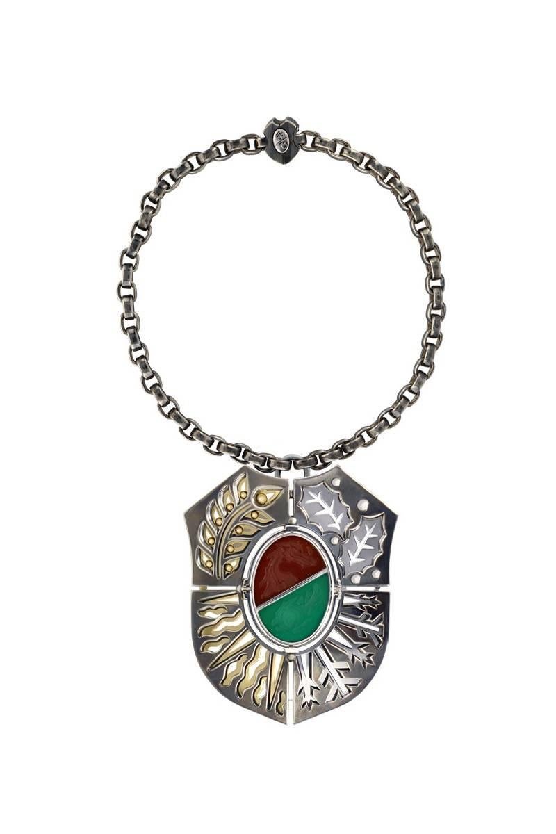 Pendentif Blason Feu Eau Or, Cornaline, Agate et Diamants.

Coat of arms necklace mounted on a patinated silver chain, with a silver and yellow gold clasp engraved with tarot colours. 
The coat of arms is pierced, revealing plates with embossed