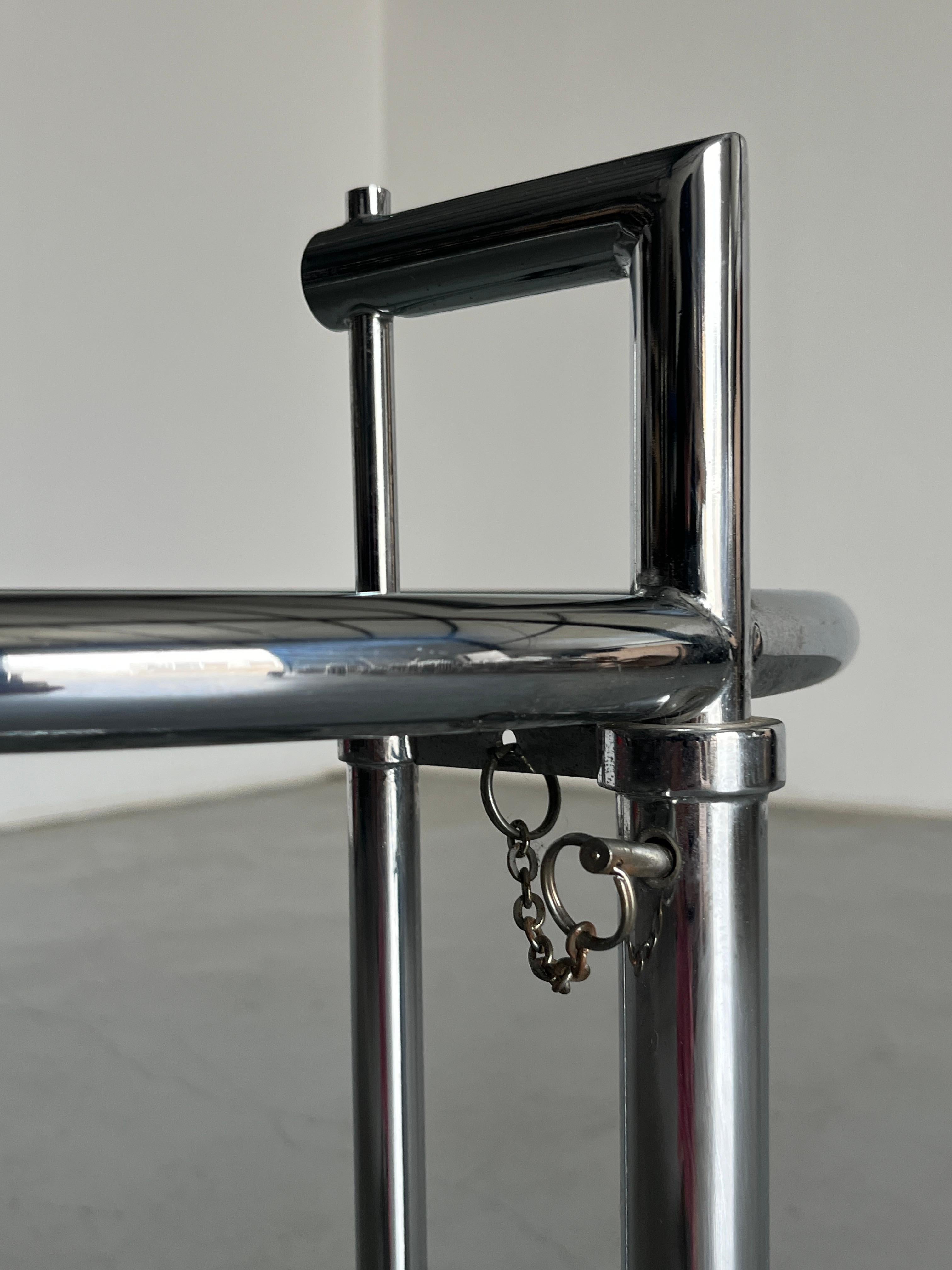 Elieen Grauer Beistelltisch „E1027“ aus Chrom und Glas im Stil von Elieen aus der Mitte des Jahrhunderts, Italien 3