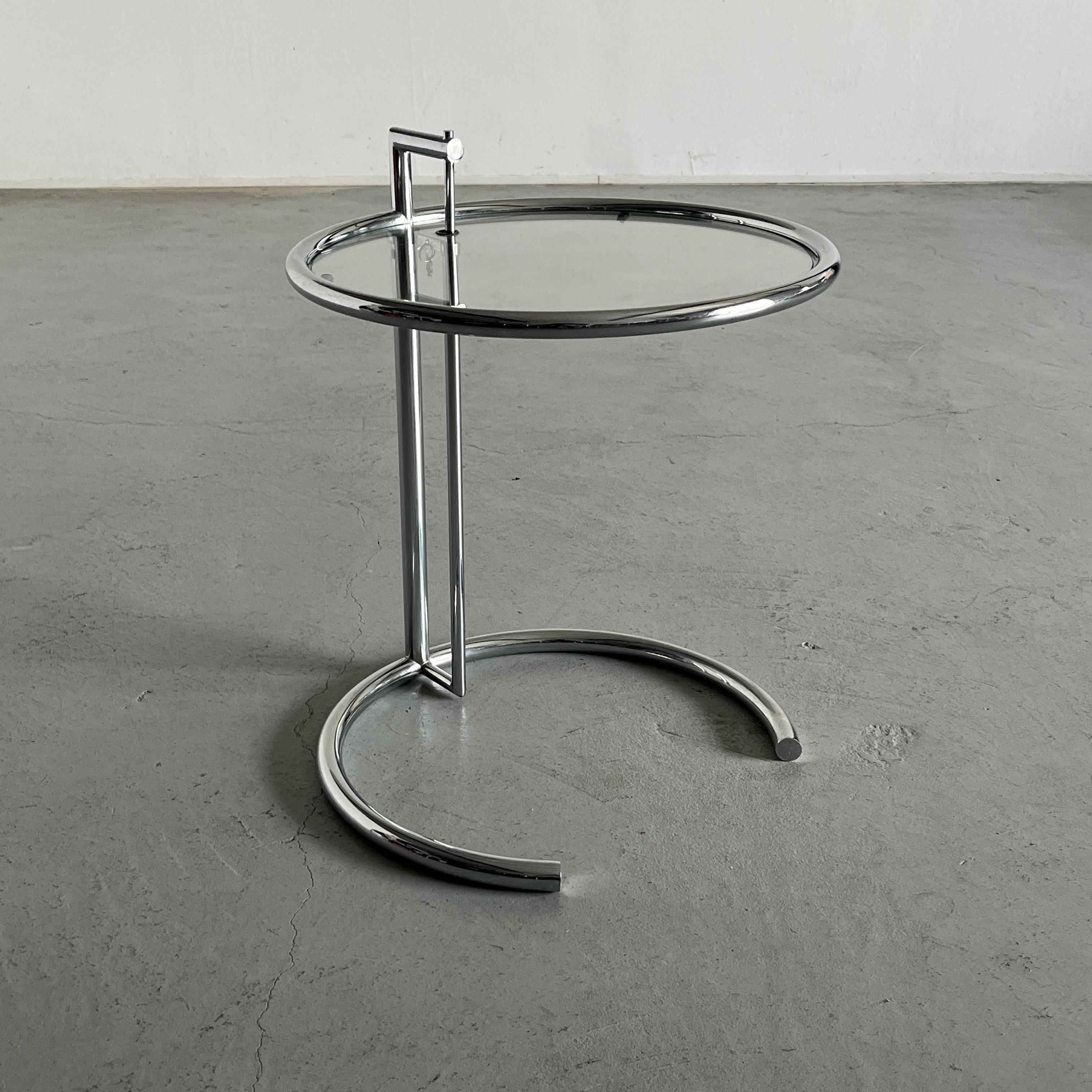 Moderner Beistelltisch im Vintage-Stil aus der Mitte des Jahrhunderts im Stil von Eileen Grays ikonischem Design 