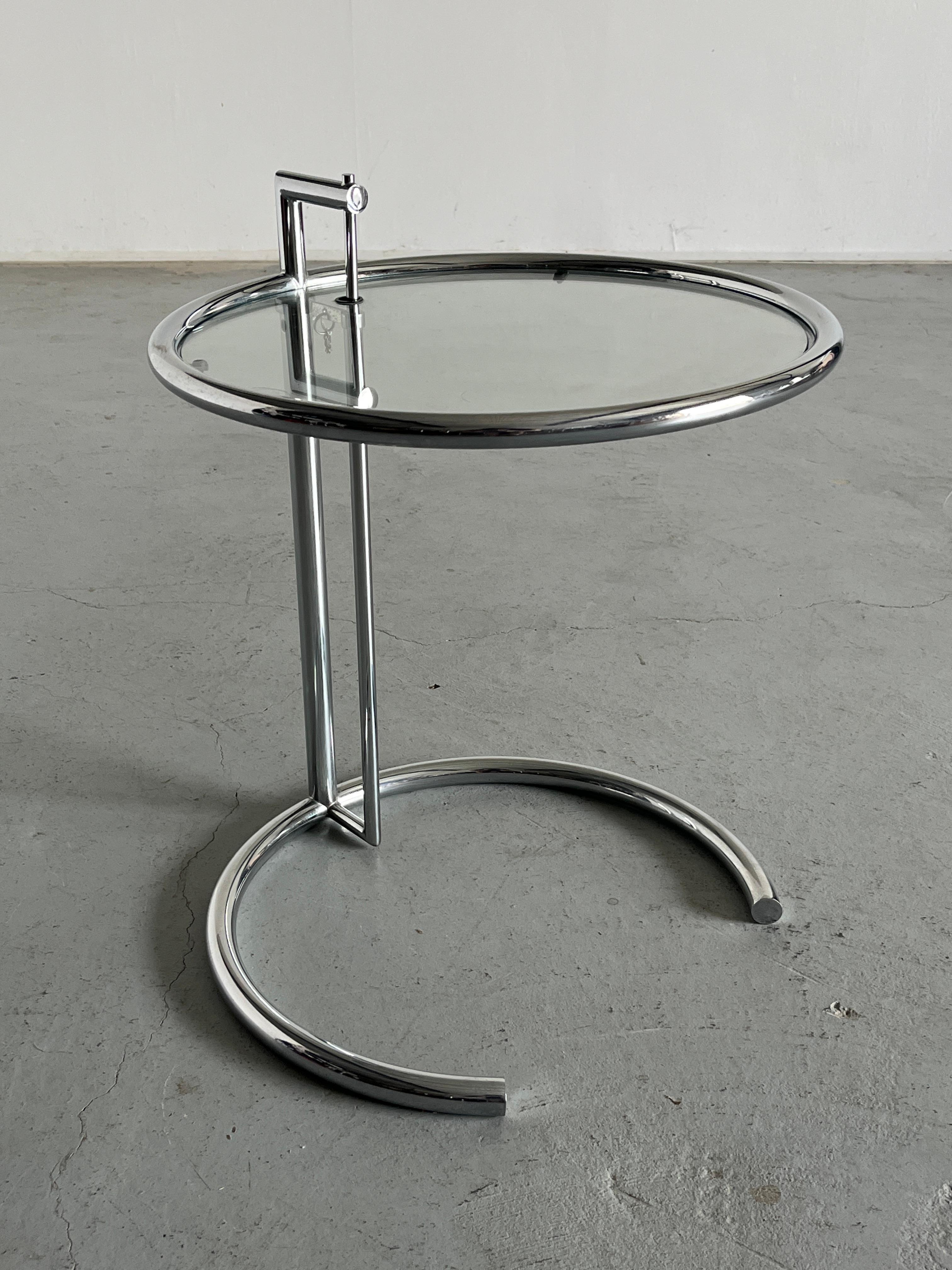 Elieen Grauer Beistelltisch „E1027“ aus Chrom und Glas im Stil von Elieen aus der Mitte des Jahrhunderts, Italien (Moderne der Mitte des Jahrhunderts)