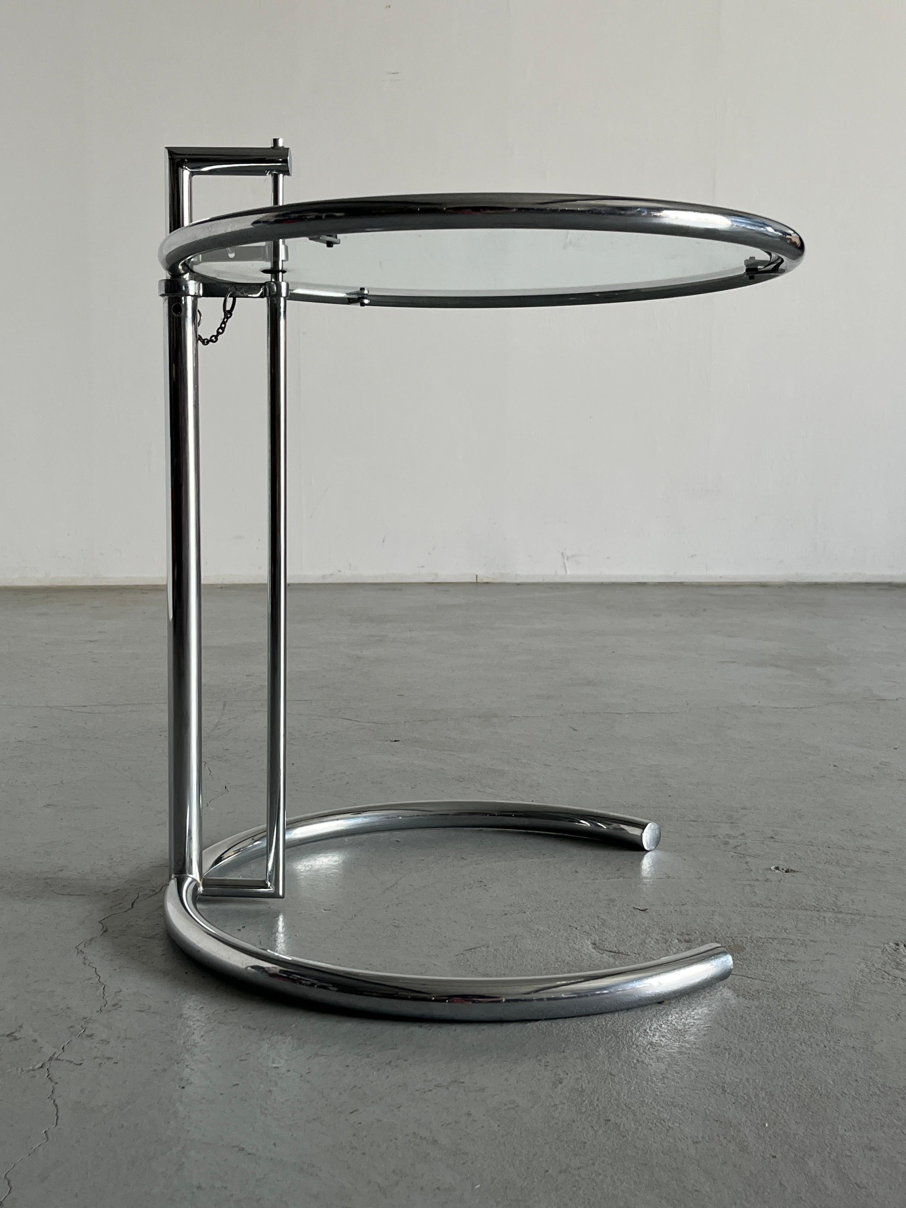 Elieen Grauer Beistelltisch „E1027“ aus Chrom und Glas im Stil von Elieen aus der Mitte des Jahrhunderts, Italien (Italienisch)