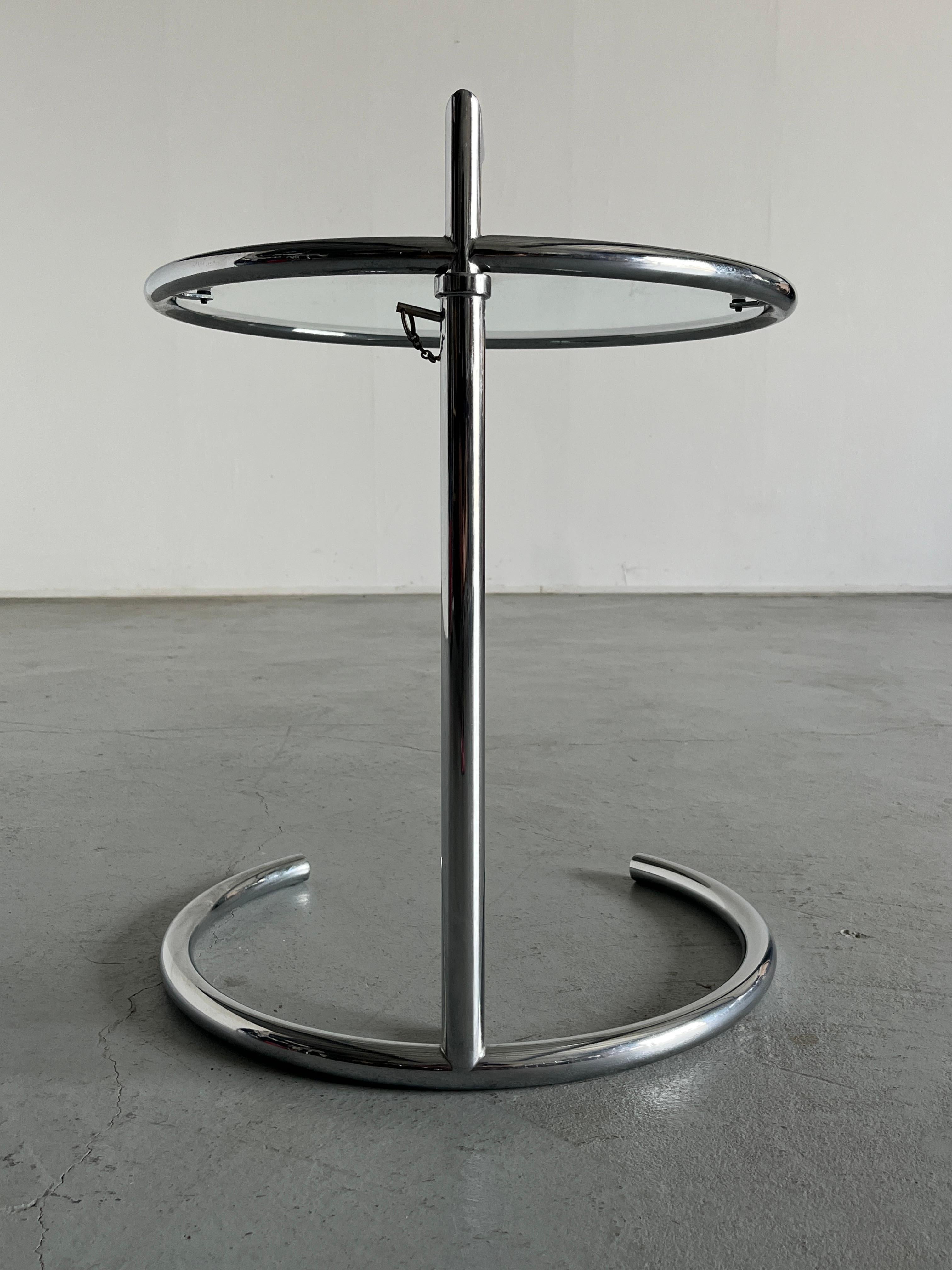 Elieen Grauer Beistelltisch „E1027“ aus Chrom und Glas im Stil von Elieen aus der Mitte des Jahrhunderts, Italien im Zustand „Gut“ in Zagreb, HR