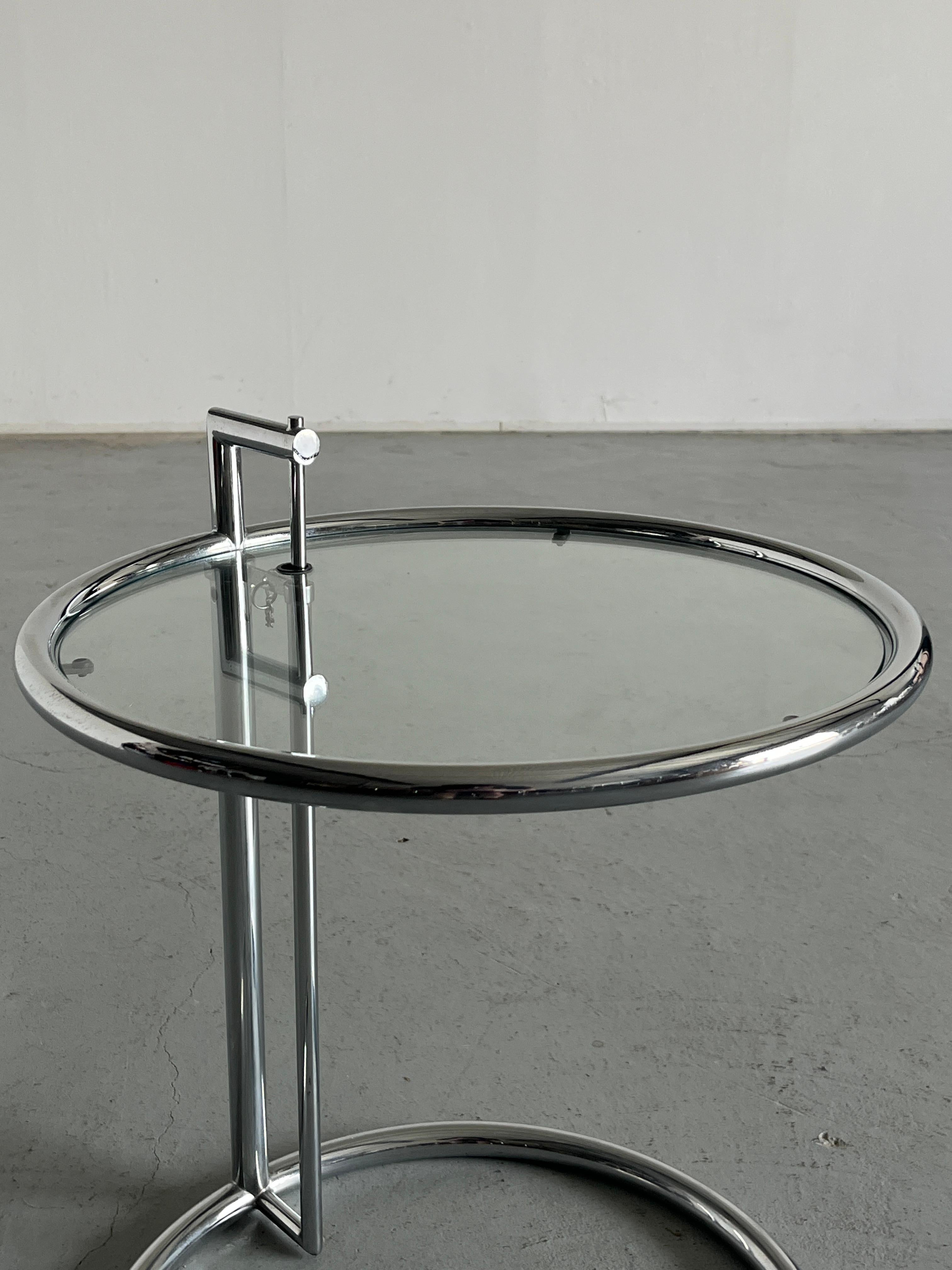 Elieen Grauer Beistelltisch „E1027“ aus Chrom und Glas im Stil von Elieen aus der Mitte des Jahrhunderts, Italien (Ende des 20. Jahrhunderts)