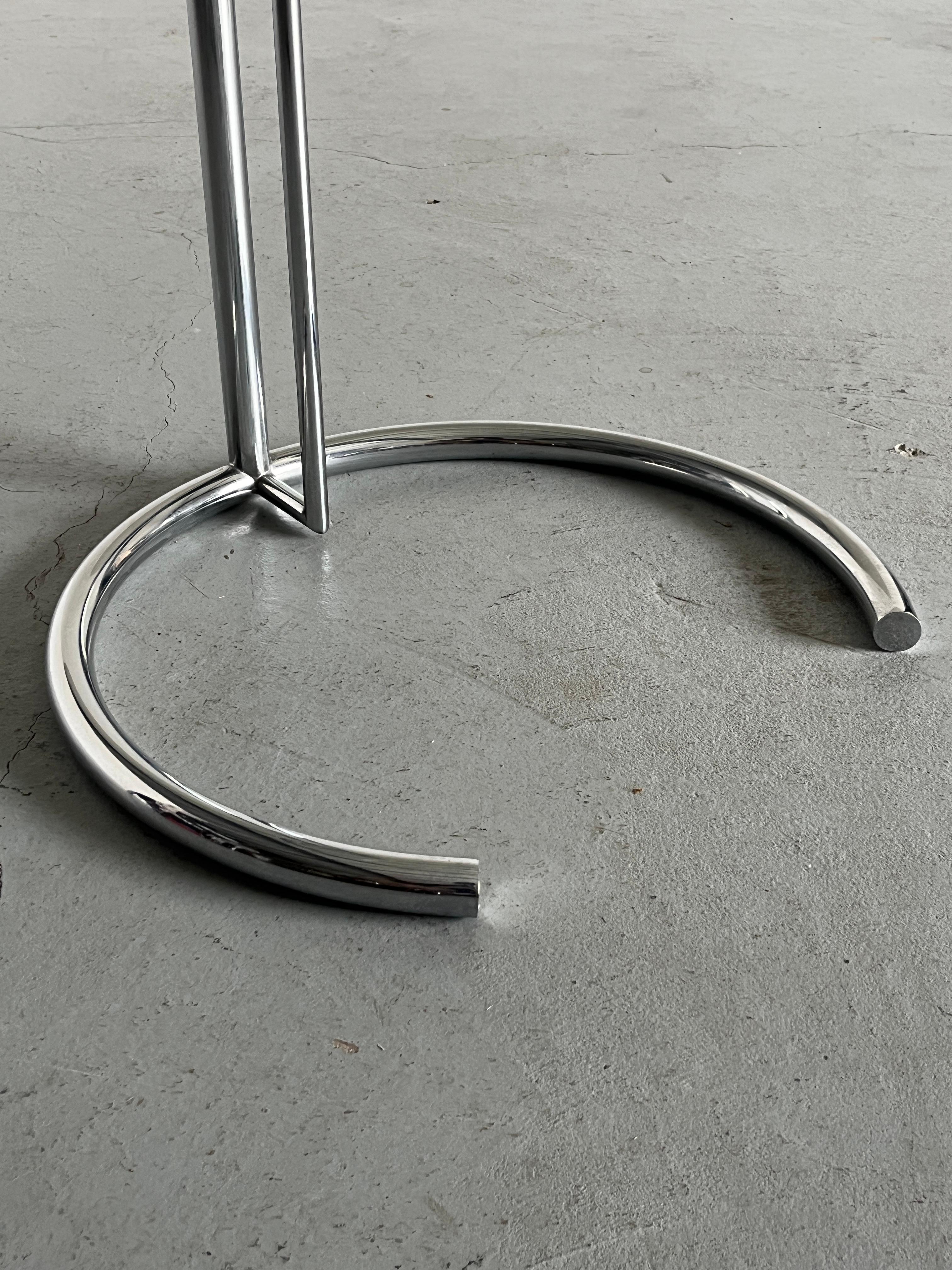 Elieen Grauer Beistelltisch „E1027“ aus Chrom und Glas im Stil von Elieen aus der Mitte des Jahrhunderts, Italien (Stahl)