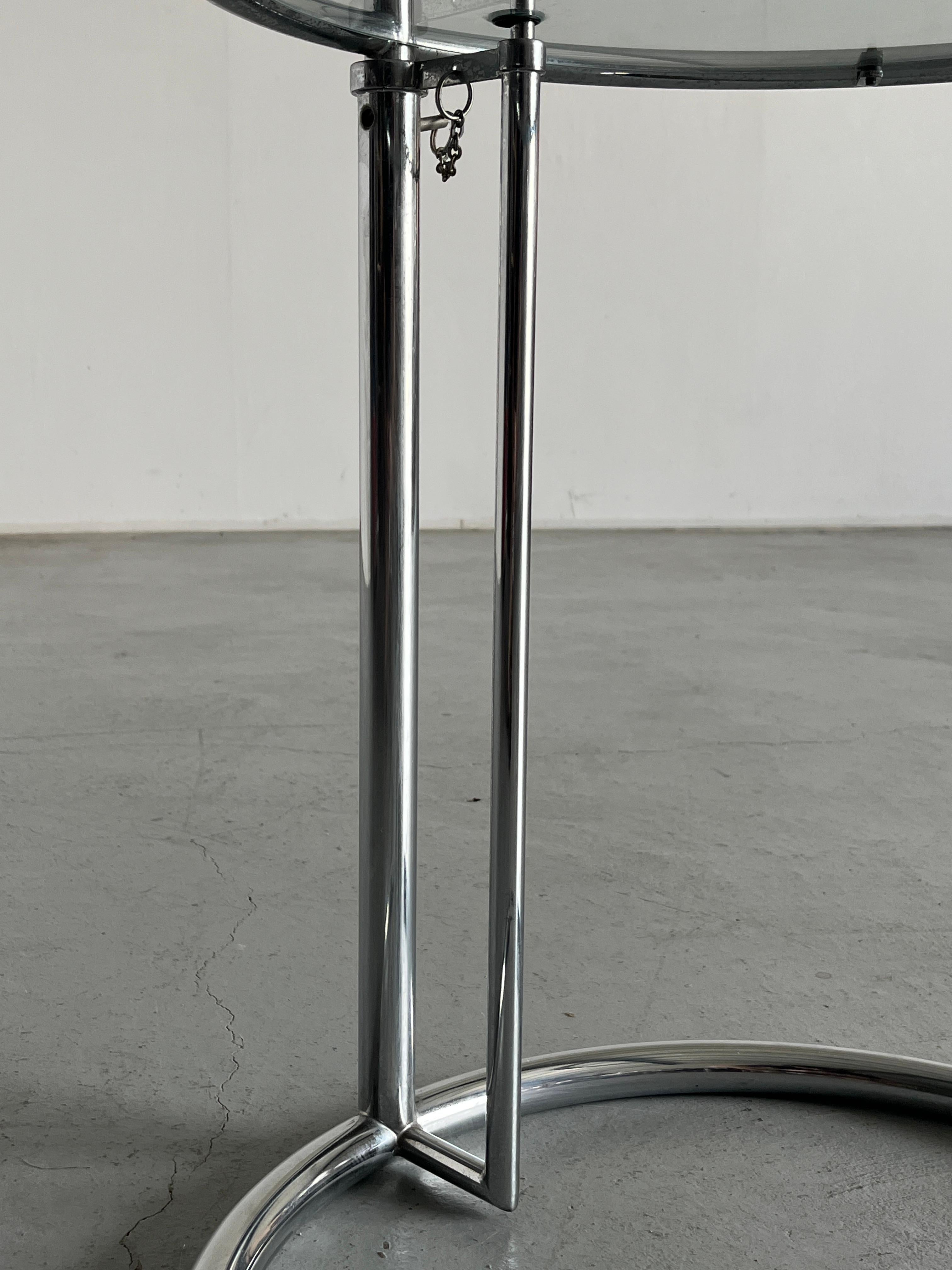 Elieen Grauer Beistelltisch „E1027“ aus Chrom und Glas im Stil von Elieen aus der Mitte des Jahrhunderts, Italien 1