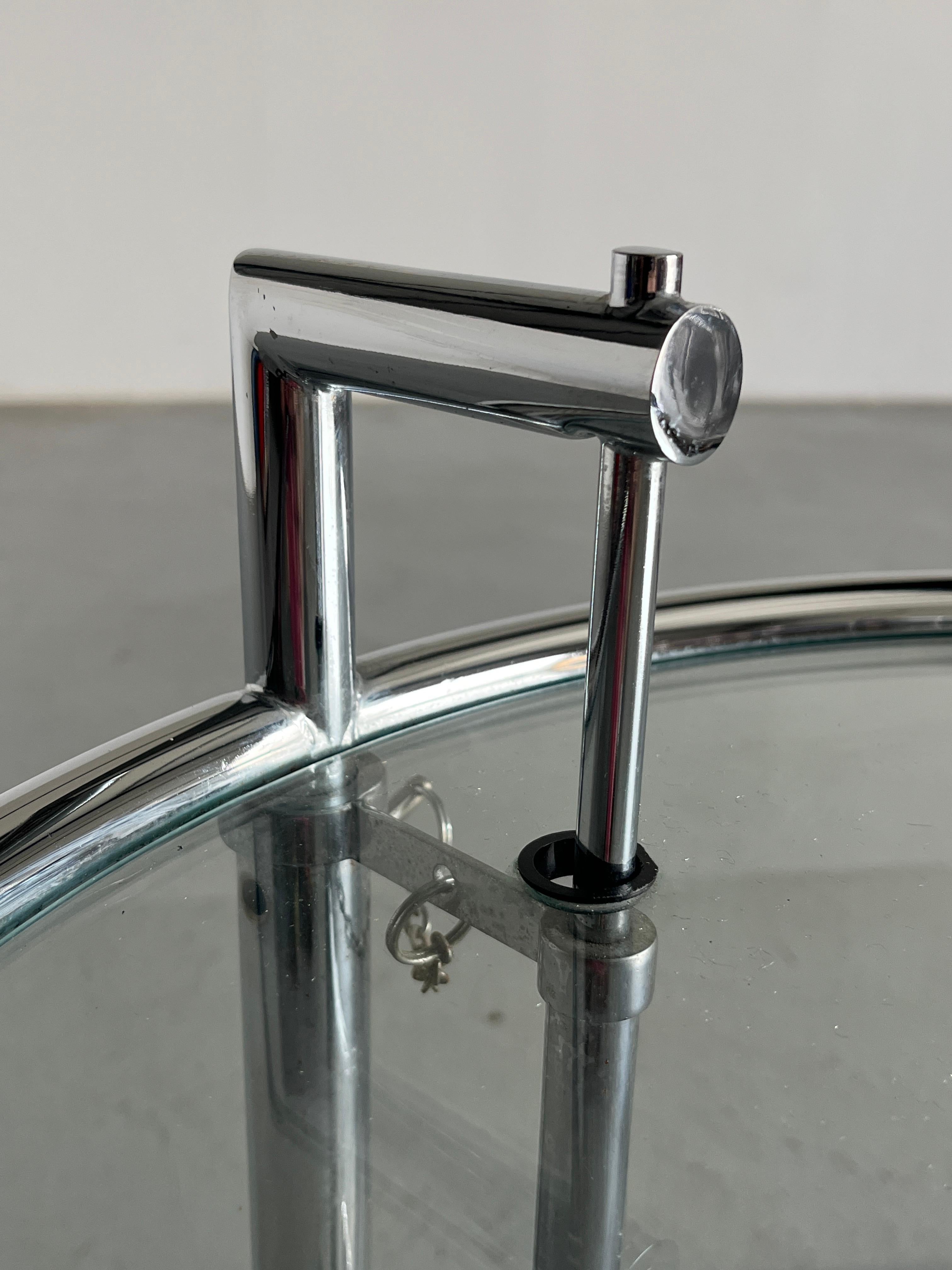 Elieen Grauer Beistelltisch „E1027“ aus Chrom und Glas im Stil von Elieen aus der Mitte des Jahrhunderts, Italien 2