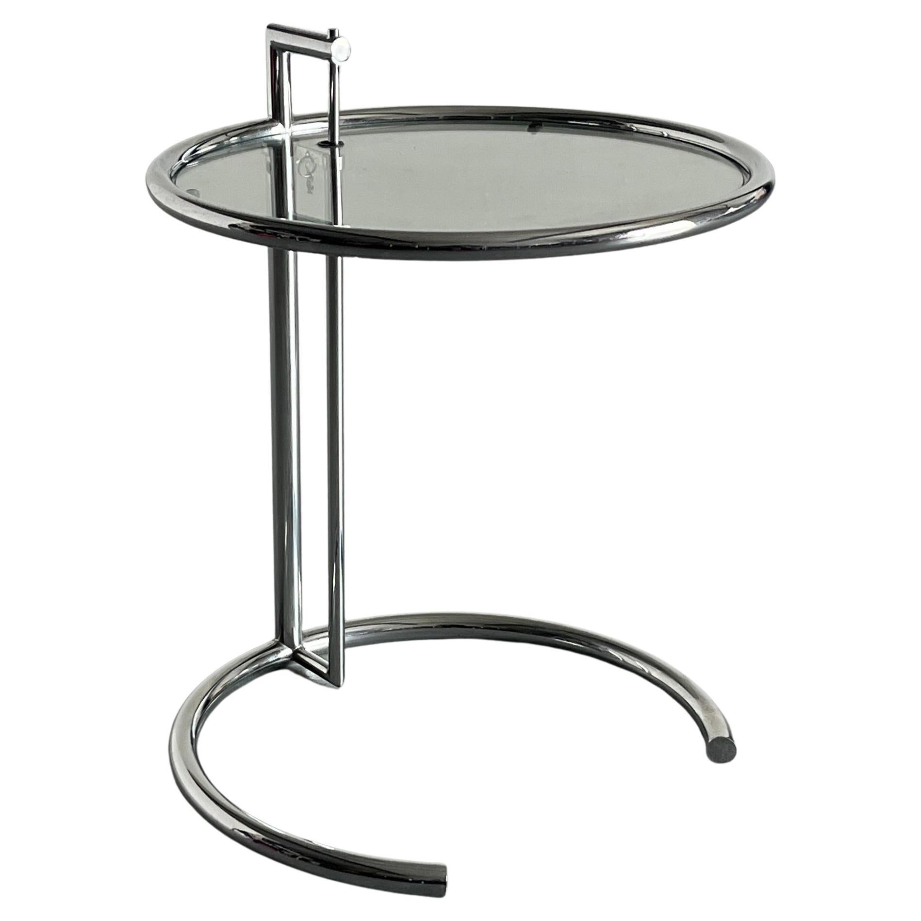 Elieen Grauer Beistelltisch „E1027“ aus Chrom und Glas im Stil von Elieen aus der Mitte des Jahrhunderts, Italien