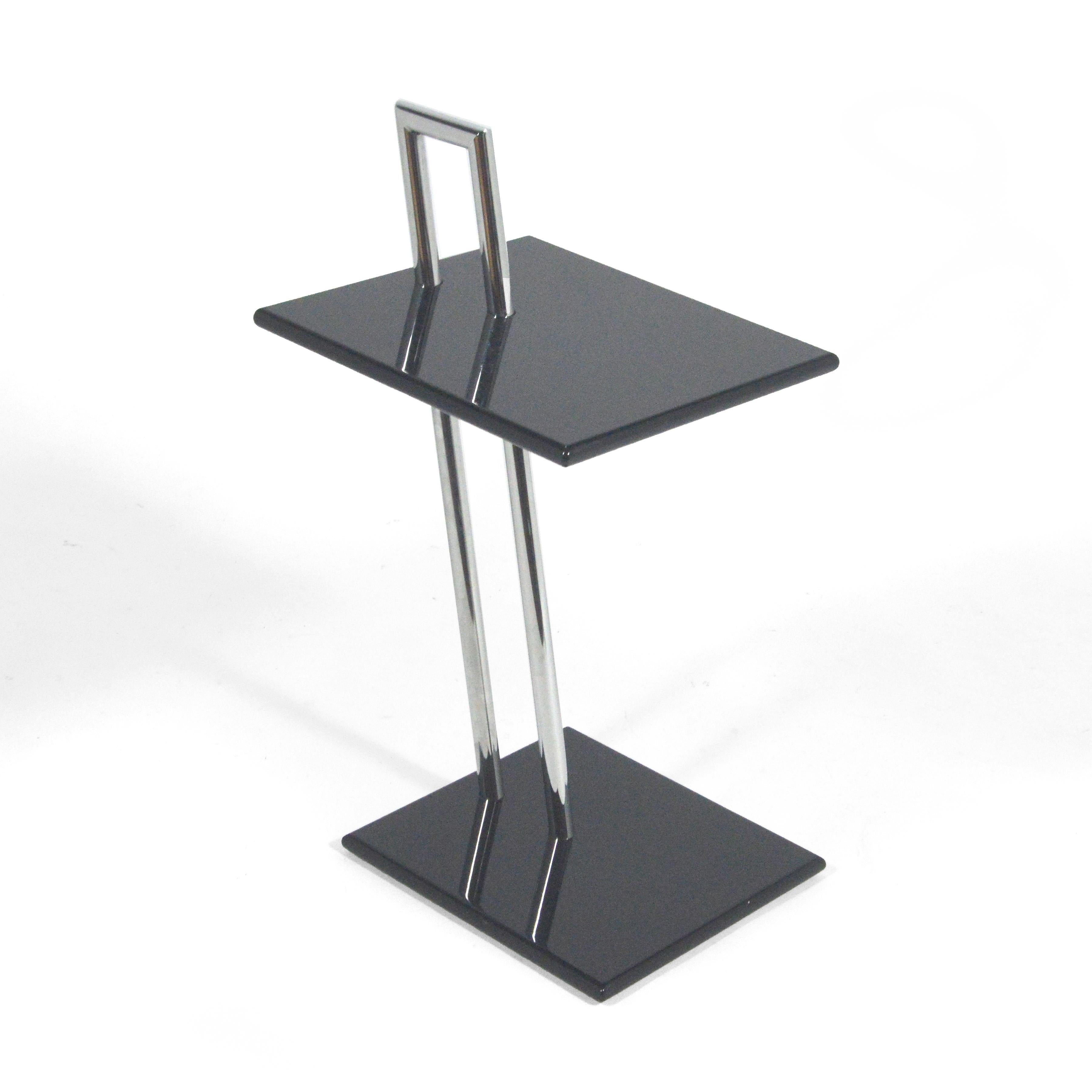 Cette table d'Eileen Gray est aussi fraîche et innovante aujourd'hui que lorsqu'elle a été conçue en 1927. Gray aimait les meubles polyvalents qui se déplaçaient facilement dans la pièce. Cette table d'appoint aux dimensions réduites est dotée d'une