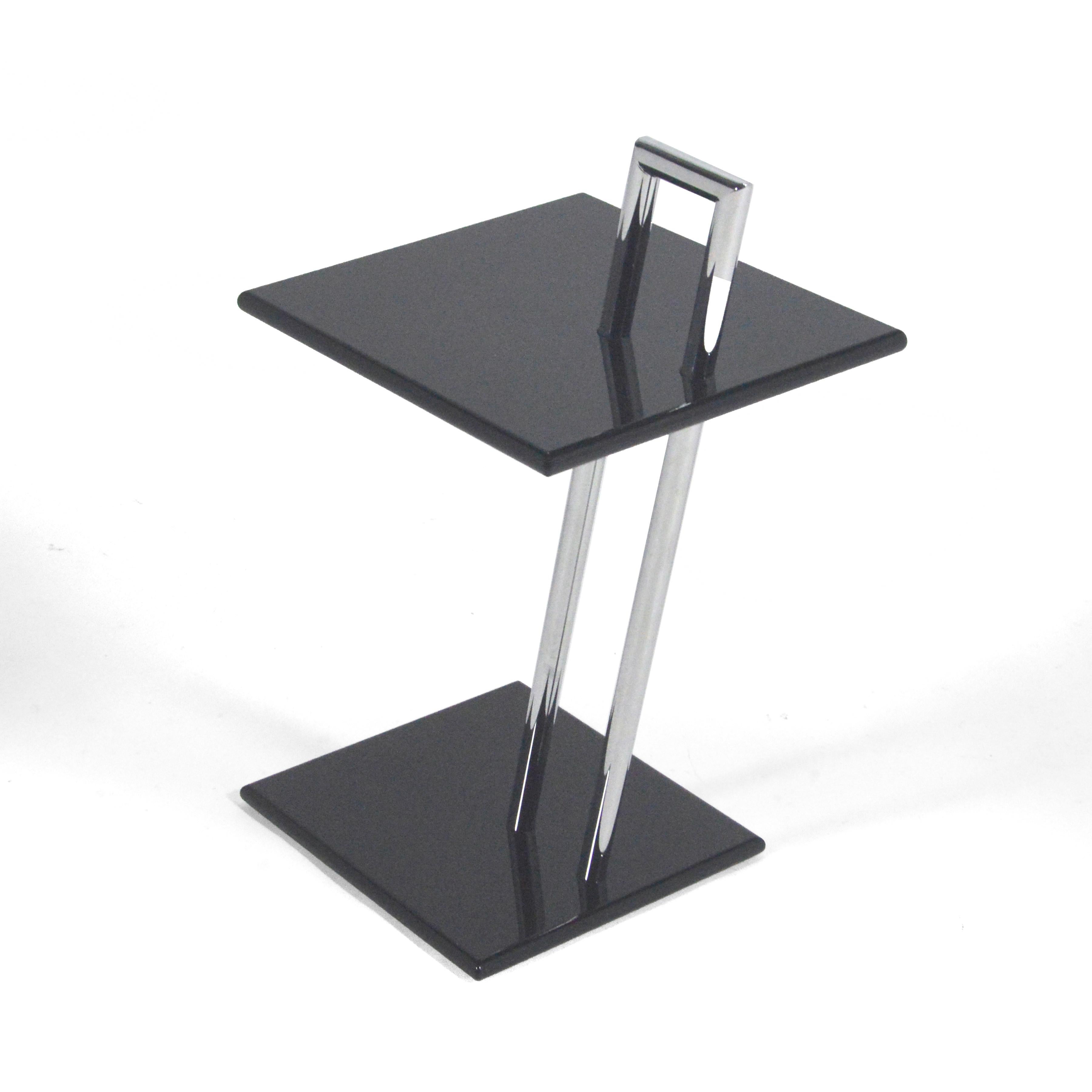 Mid-Century Modern Table d'appoint grise Elieen en vente