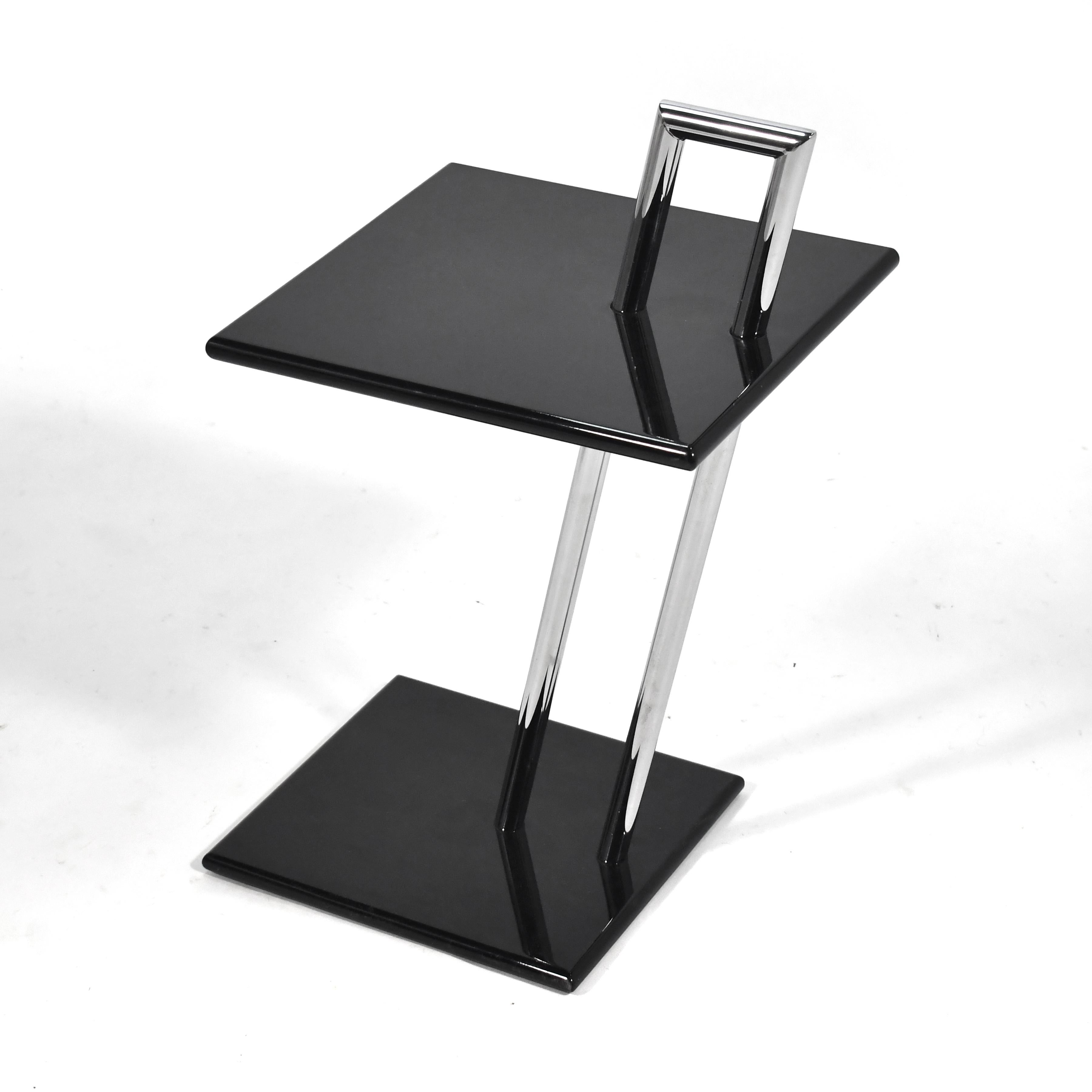 Table d'appoint grise Elieen Bon état - En vente à Highland, IN