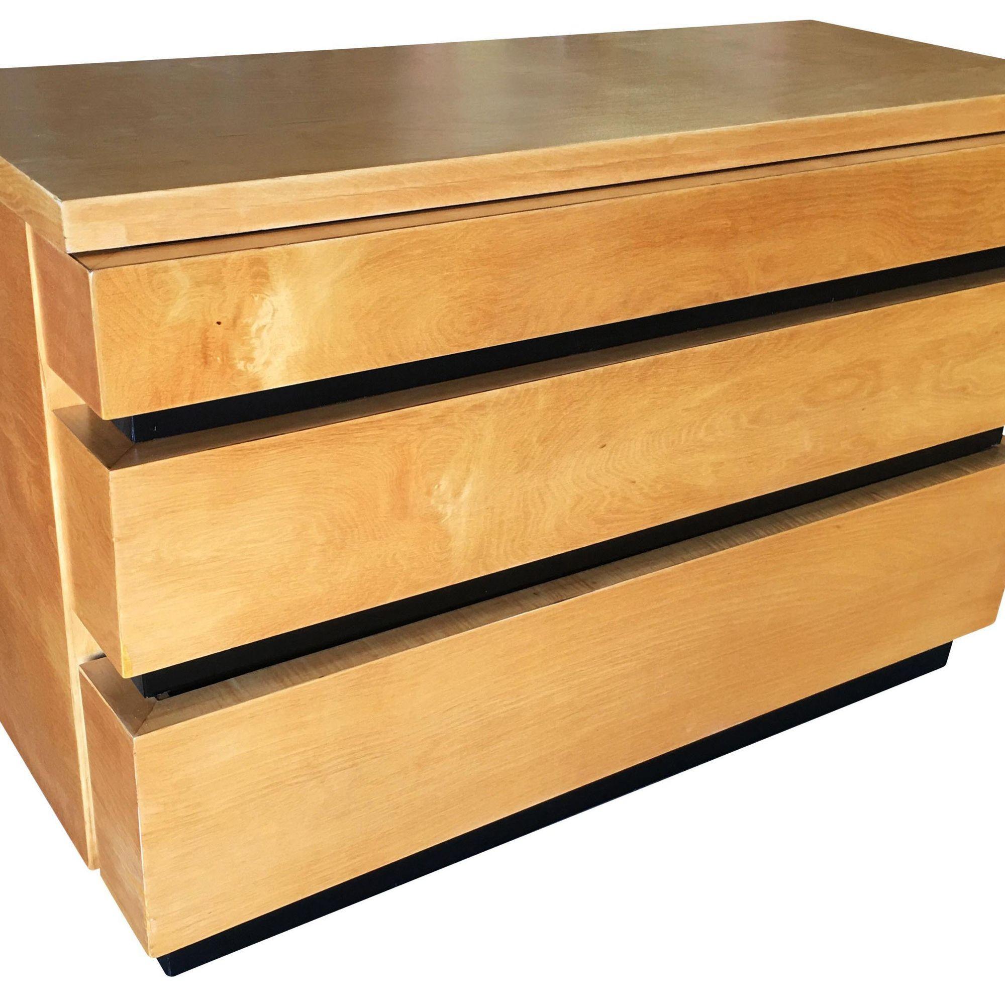 Milieu du XXe siècle Commode basse moderne profilée d'inspiration Eliel Saarinen avec façade noire en vente