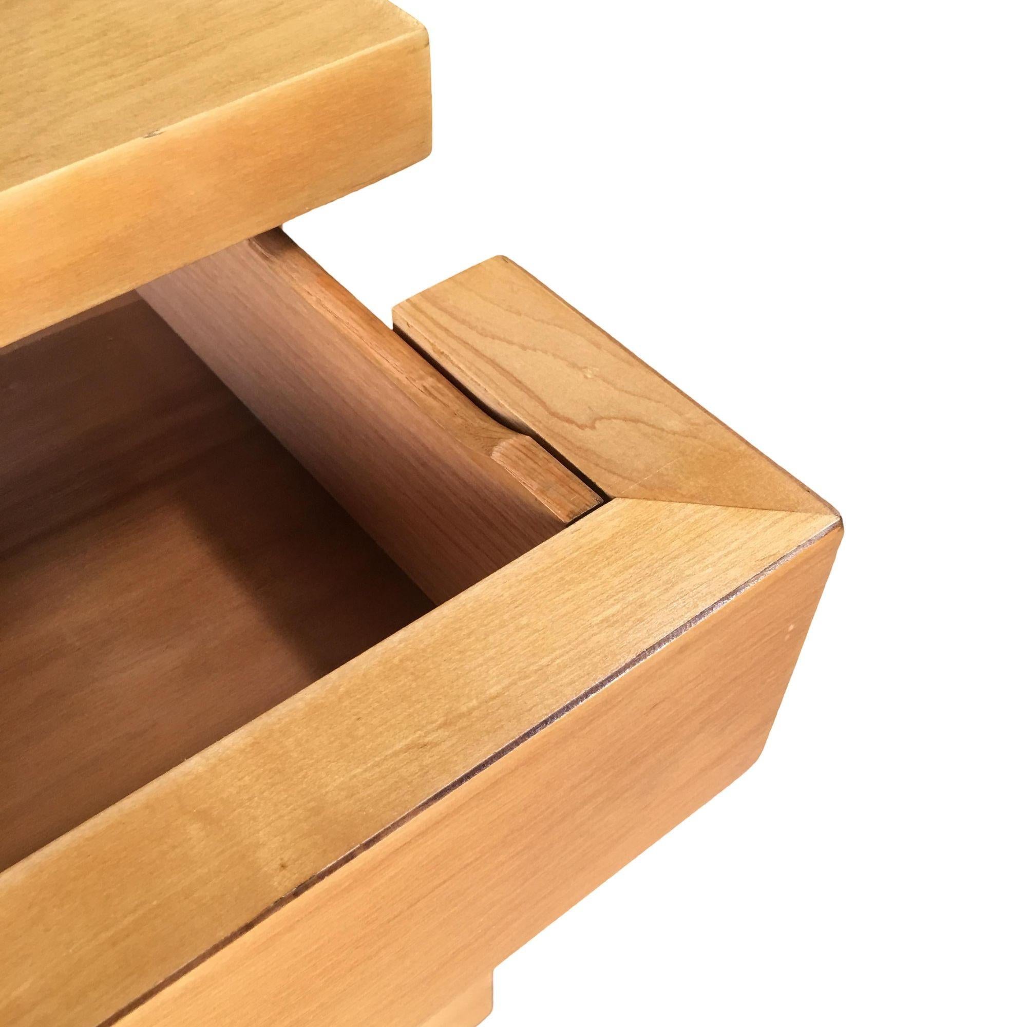 Bois Commode basse moderne profilée d'inspiration Eliel Saarinen avec façade noire en vente