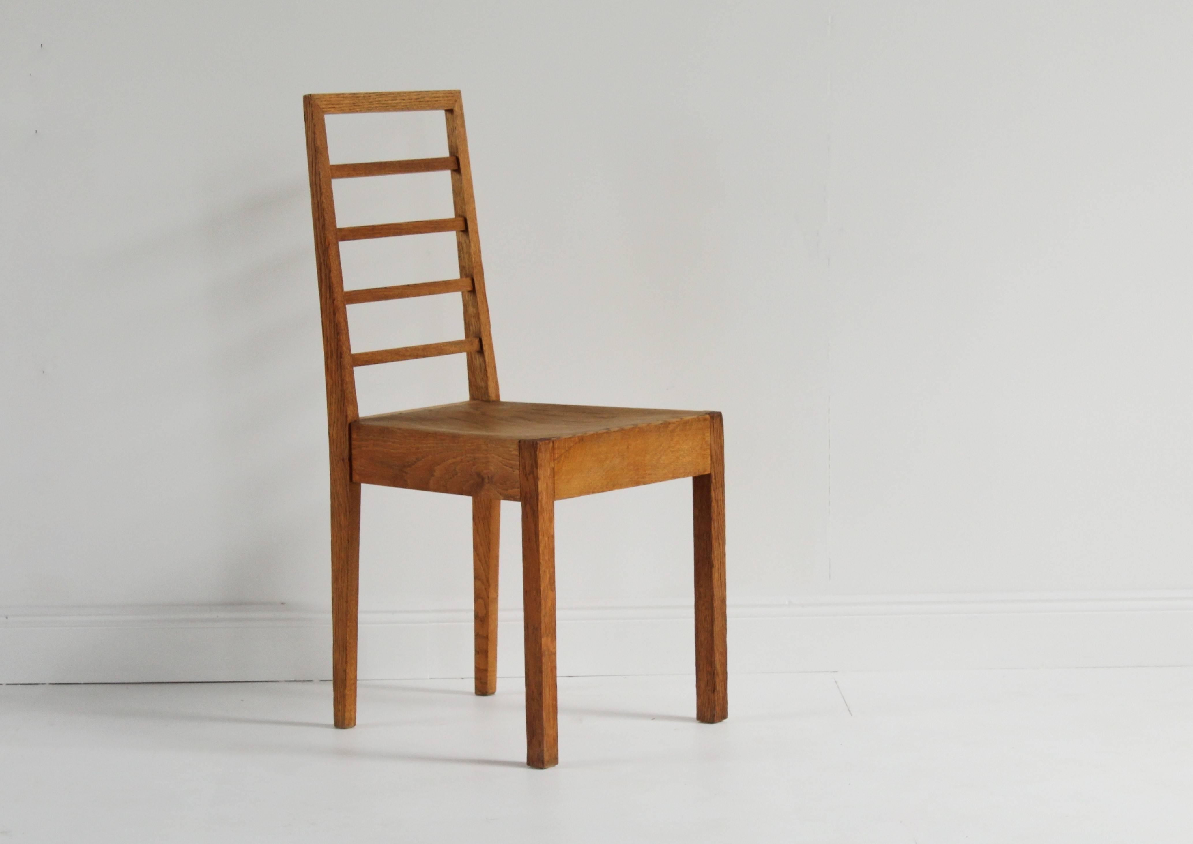 An office chair or side chair designed by Eliel Saarinen for Suomen Valtion Rautatiet (Finnish State Railways). This present example from the Hallintorakennus administrative building in Helsinki. Produced in oak, marked with a paper label from